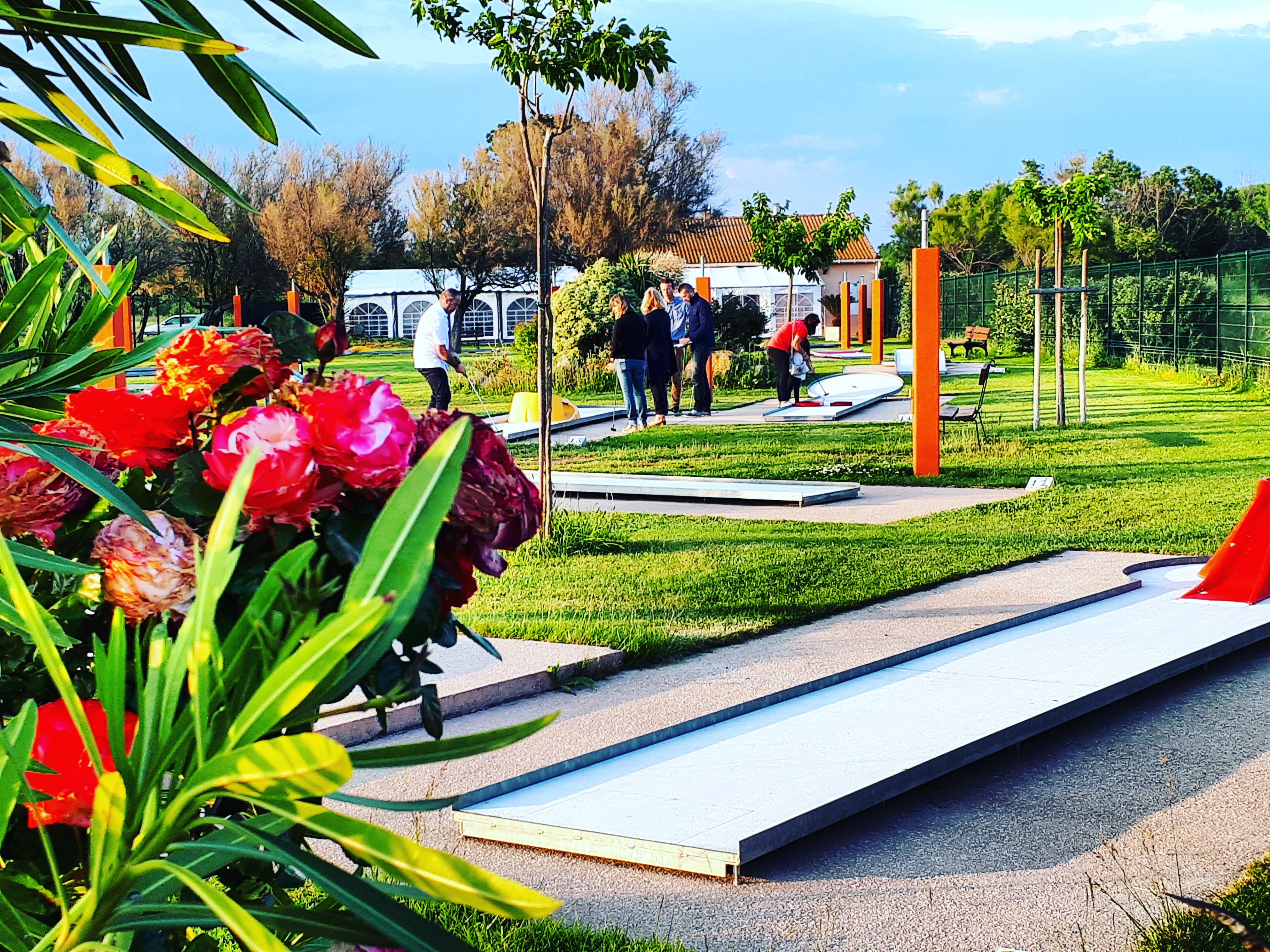 Au bord de l'étang de Thau , dans la crique de l'angle un site magnifique ou j'ai construit le mini golf en 2008 .
Aujourd'hui je souhaite prendre une retraite bien mérité.
18 pistes sur 2300m2 de terrain avec un loyer à la mairie car terrain appartenant à la commune.
Accueil avec matériel petite restauration car bar et  terrasses fasses à l'étang