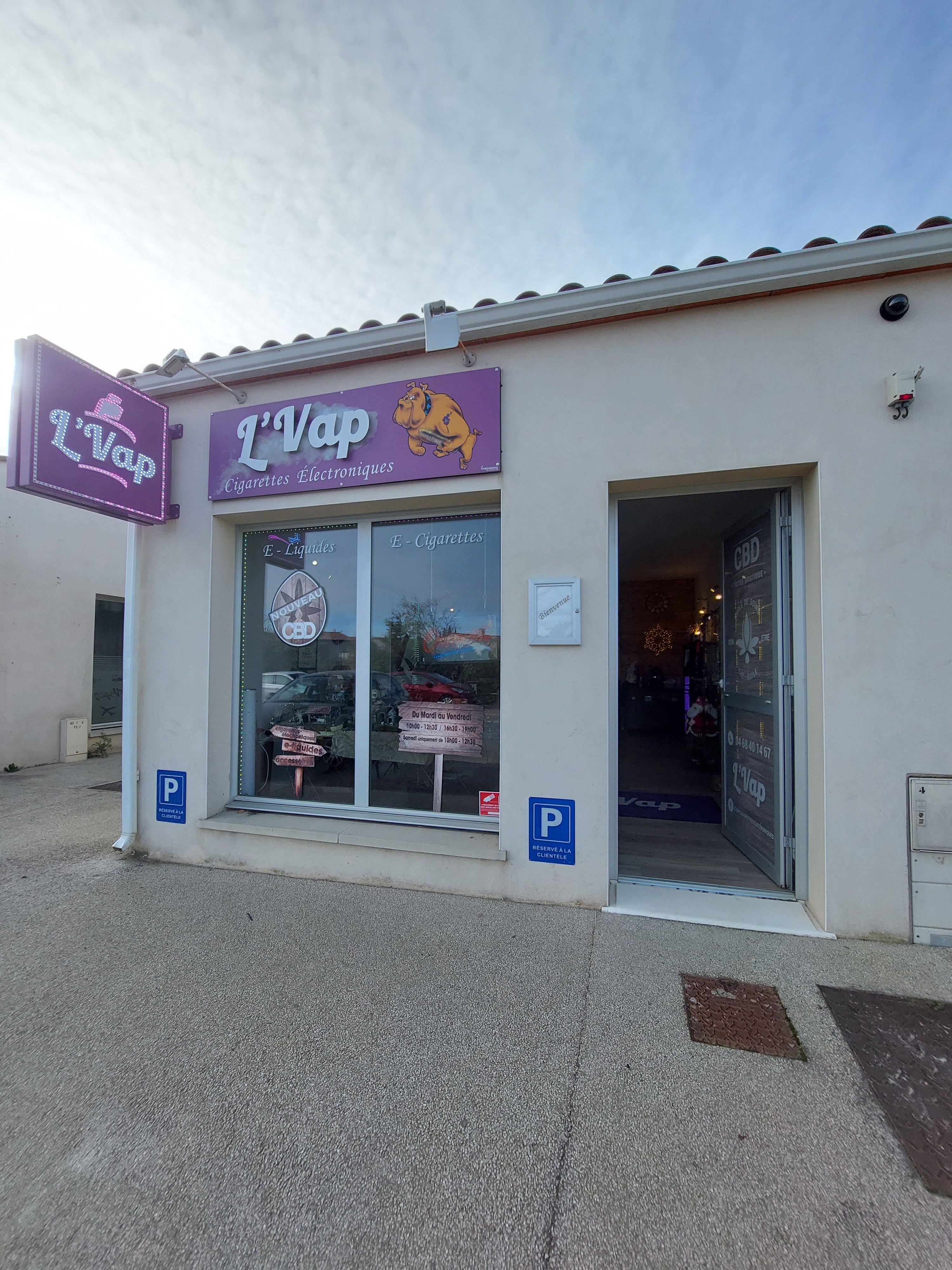 Cette boutique spécialisée dans la vente de cigarettes électroniques, e-liquides, accessoires et produits CBD propose une gamme complète et de qualité. L’accent mis sur le conseil et l’accompagnement à l’arrêt du tabac est un vrai levier de fidélisation et de différenciation. Créé en 2013, le magasin bénéficie d’une clientèle locale fidèle ainsi que de clients de passage, garantissant un flux régulier et stable.

Située dans une commune résidentielle dynamique de l’agglomération narbonnaise, la boutique bénéficie d’un emplacement stratégique sur un axe à fort passage, au sein d’une galerie commerciale regroupant de nombreux commerces de proximité (pharmacie, boulangerie, coiffeur, tabac …). Le magasin dispose de places de parking privatives, facilitant l’accès pour la clientèle.

Le local a été refait à neuf en 2022. 
Loyer : 990€ HT/mois + taxes foncières à la charge du locataire (1845€ en 2025)

Chiffre d’affaires 2025 : 109k€
Prix du fonds de commerce : 51k€
Possibilité d’acheter également les murs commerciaux

Cette boutique représente une opportunité pour un repreneur avec de l’expérience ou une appétence pour la vente, la relation client et le commerce de proximité, capable de développer l’activité et de fidéliser la clientèle.

Annonce gérée par la CCI Aude