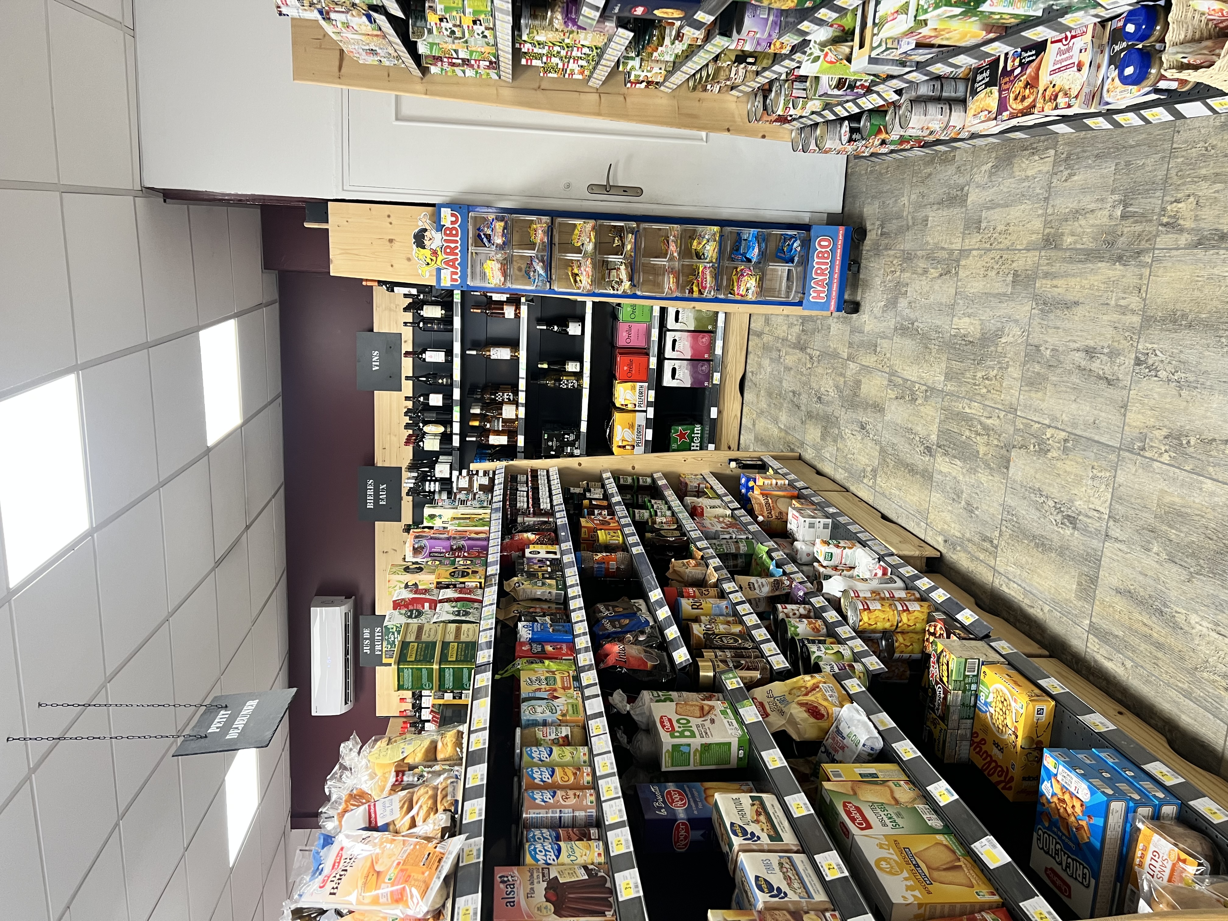 Bonjour
Nous vendons une très belle petite épicerie dans un petit village en montagne, ardéchoise, entouré dans coiffeur, buraliste et boulangerie école à proximité comportant fond de commerce et commerce, cave plus appartement, meublé et aménagé  
Pour plus de renseignements, n’hésitez pas à me contacter 
Les bilans de l’épicerie seront mis à votre disposition, nous pourrons même avoir un rendez-vous avec mon expert-comptable