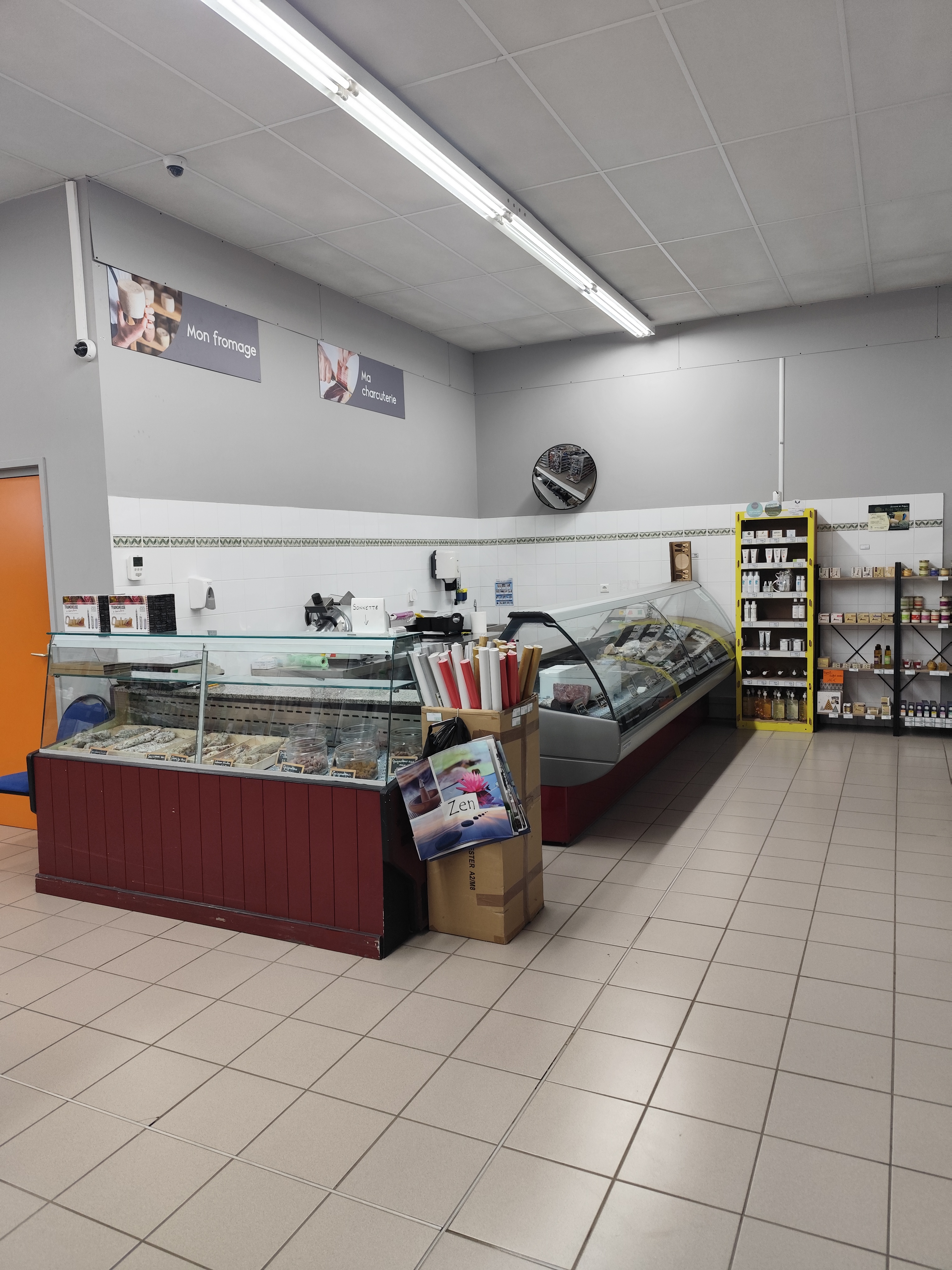A saisir fonds de commerce alimentaire, supérette. 
Surface de vente de 250 m² + réserve de 77 m² + bureau.
Dispose d'une clientèle fidèle attachée aux services de proximité (épicerie générale, gaz, pain, points relais), et aux produits locaux.
Produits frais (fromage, viande et charcuterie, fruits et légumes).
Activité avec potentiel de développement (service de livraison à envisager).
Loyer modéré.
Murs à vendre également par le propriétaire