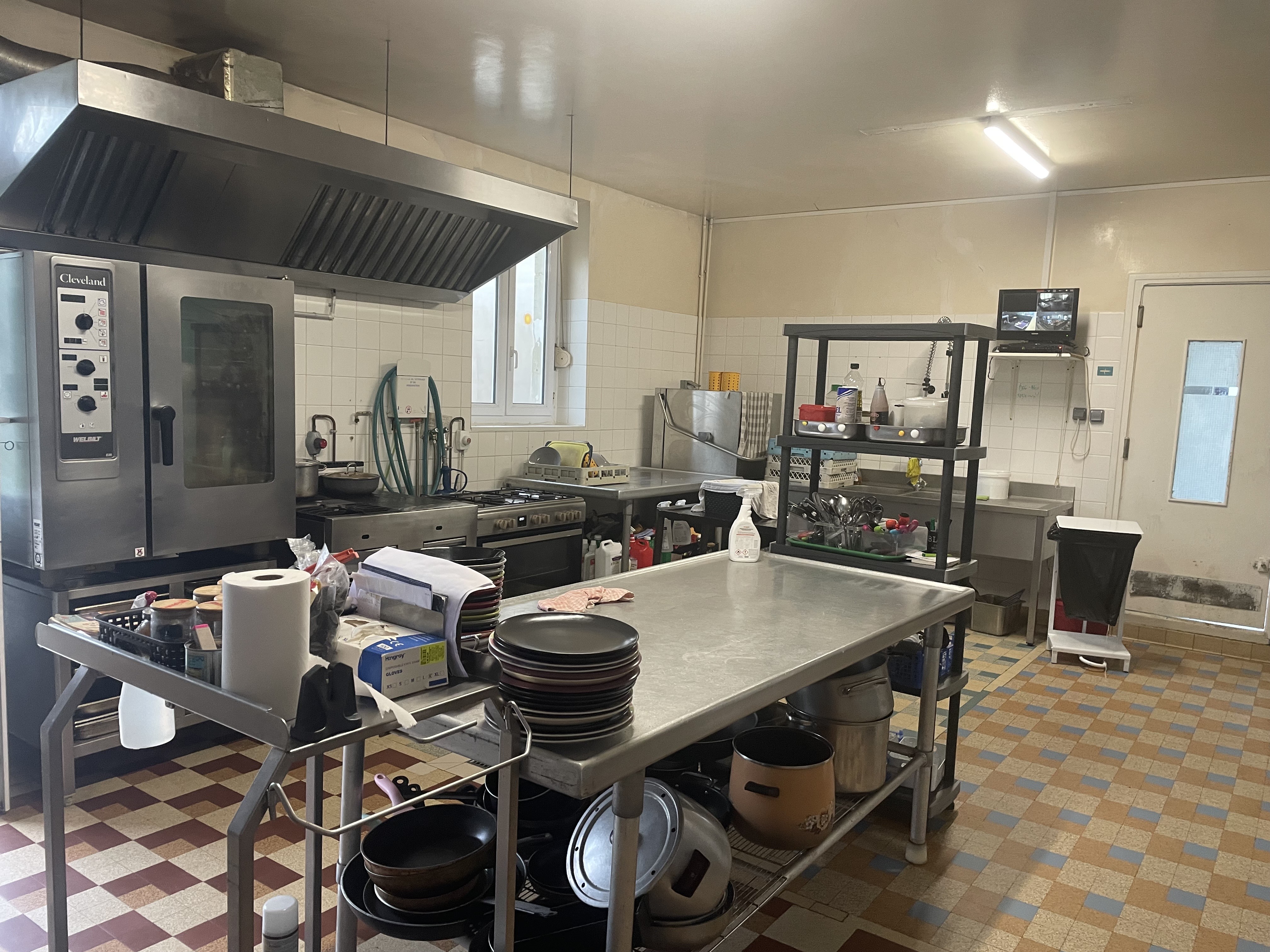A vendre, dans le Nord de l'Indre et Loire, activité de restauration traditionnelle - routier – bar (licence IV) – française des jeux – PMU dans une commune en ZRR.

Le local est composé :

- d’un bar
- d’une salle de restauration de 50m² avec un buffet pour les entrées, pouvant accueillir jusqu'à 80 couverts
- d’une cuisine équipées de matériels récents
- d’une douche pour les routiers,
- de deux toilettes dont une PMR,
- d’une cour extérieure
- d'un logement attenant de 5 pièces

Pas de concurrence directe (le seul restaurant à 15km aux alentours du local est une pizzeria). Ecoles et commerces dans la commune.

Investissements effectués en 2022 : bar neuf, matériel de cuisine entièrement renouvelé, aucun renouvellement à prévoir.

La clientèle est locale mais également composée de routiers (restaurant référencé Relais Routier).

Possibilité de développement (notamment un repas à la carte le week-end).

Idéal pour un couple souhaitant entreprendre dans un village dynamique.

CA 2024 : 289 k€ / RN 10k€ / EBE 16k€

Fonds de commerce à vendre : 100 k€