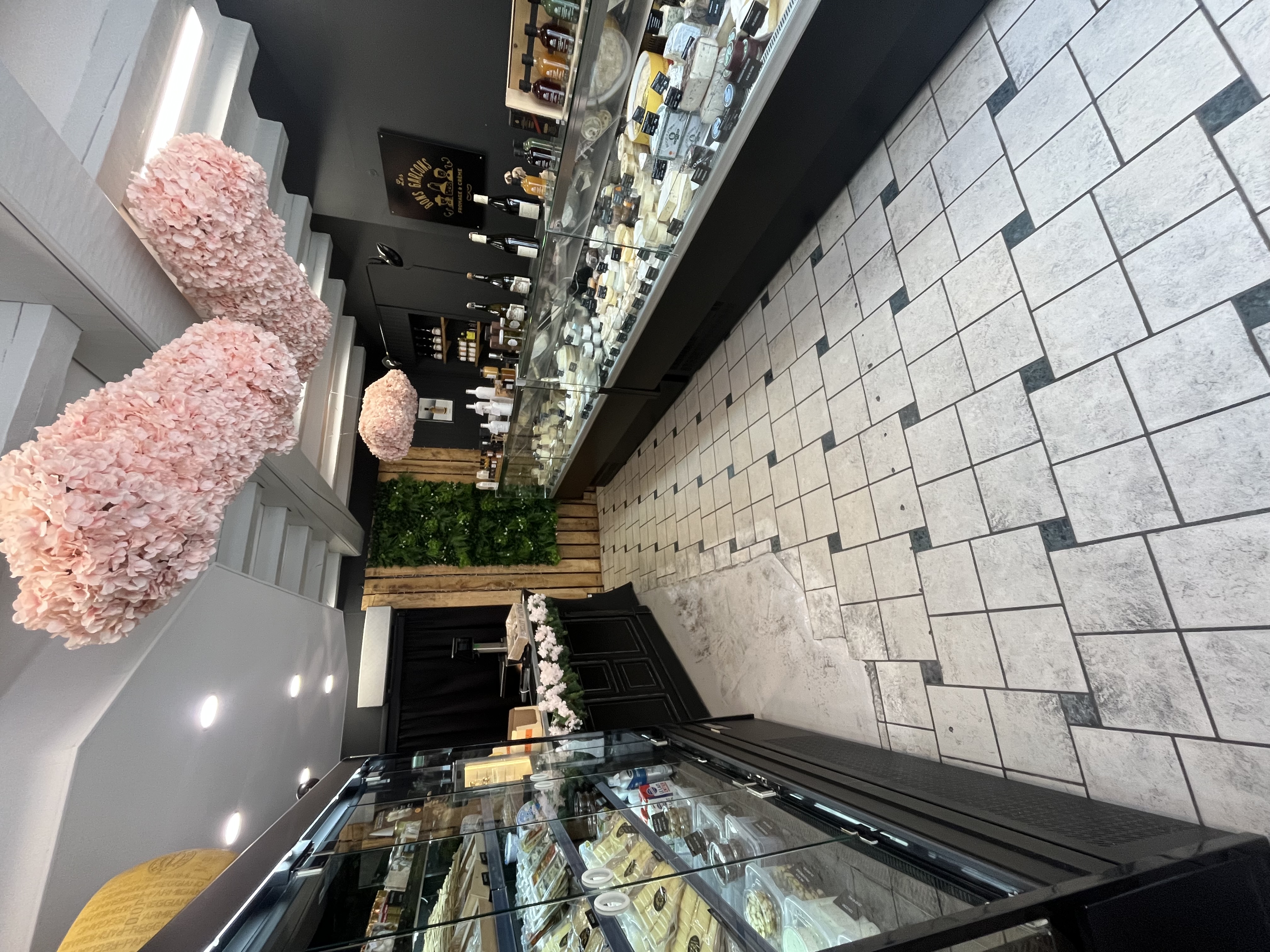 🧀 À vendre – Fonds de commerce Fromagerie avec terrasse à développer

📍 Emplacement : centre-ville dynamique / quartier commerçant
💰 Prix de vente : 55 000 € (fonds de commerce)

⸻

Description :
Belle fromagerie tenue depuis 5 ans, bénéficiant d’une clientèle fidèle et d’une excellente réputation locale.
Le commerce dispose d’un espace de vente chaleureux et fonctionnel, avec tout le matériel nécessaire à l’activité (vitrines réfrigérées, arrière boutique, caisse, présentoirs, etc.).

Une terrasse attenante permet le développement d’une activité de restauration légère ou formule dégustation, déjà amorcée et très appréciée.
Possibilité d’élargir l’offre ( vins, planches, etc.) pour booster le chiffre d’affaires.

⸻

Atouts :
	•	Activité clé en main – aucun travaux à prévoir
	•	Clientèle locale + touristique
	•	Emplacement de choix avec flux piéton régulier
	•	Fort potentiel de développement sur la partie terrasse / petite restauration

⸻

Prix de vente : 55 000 € (hors stock)
Accompagnement possible à la reprise.

📞 Contactez-nous pour organiser une visite. Aucune information par téléphone uniquement sur rendez-vous.