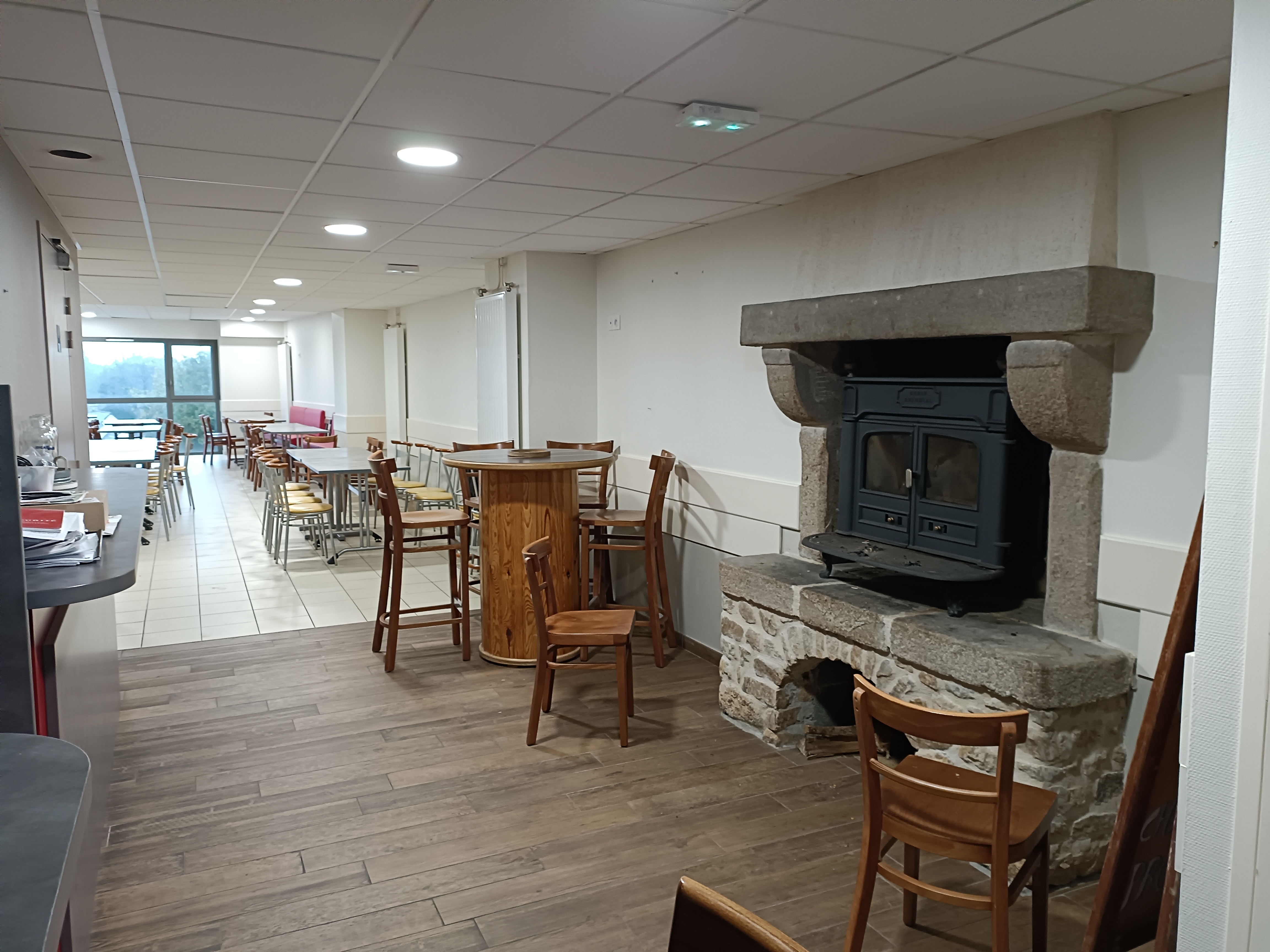Identification de l'organisme demandeur : 
La commune de Poilley située en Ille et Vilaine (35420). 

Objet : 
Propriétaire des murs et d’un fonds de commerce multiservices de proximité (restaurant, bar (avec licence IV), tabac (avec licence), épicerie, dépôt de pains et presse locale), la commune de Poilley souhaite confier l’exploitation de celui-ci à un professionnel et lance ainsi un appel à candidature pour l’exploitation en location-gérance du fonds de commerce. 

Modalités d'attribution :
Le candidat sélectionné sera choisi sur la base de divers éléments, notamment sur la partie commerciale, compétences et expériences du candidat, variété des produits et des prestations, accueil de projets transverses, moyens humains et économiques, période d’ouverture, jours et horaires. 


Date limite de dépôt du dossier : lundi 30 novembre 2026 à 12 h. 
Pour toute candidature retenue, les candidats seront avertis d’une date d’entretien professionnel avec visite du commerce.

RETRAIT DU DOSSIER DE CANDIDATURE :
Le dossier de candidature en version papier est à retirer sur demande à la Mairie de Poilley.

Le dossier est également disponible par voie électronique sur demande : 
Contact :  mairie@poilley.bzh

Mairie - horaires d’ouverture au public :
Lundi, mardi et jeudi : 8 h 30 à 12 h et 14 h – 17 h 30
Mercredi :   8 h 30 à 12 h et 14 h à 18 h
Vendredi : 9 h 30 à 12 h 

Tél : 02 99 95 13 88