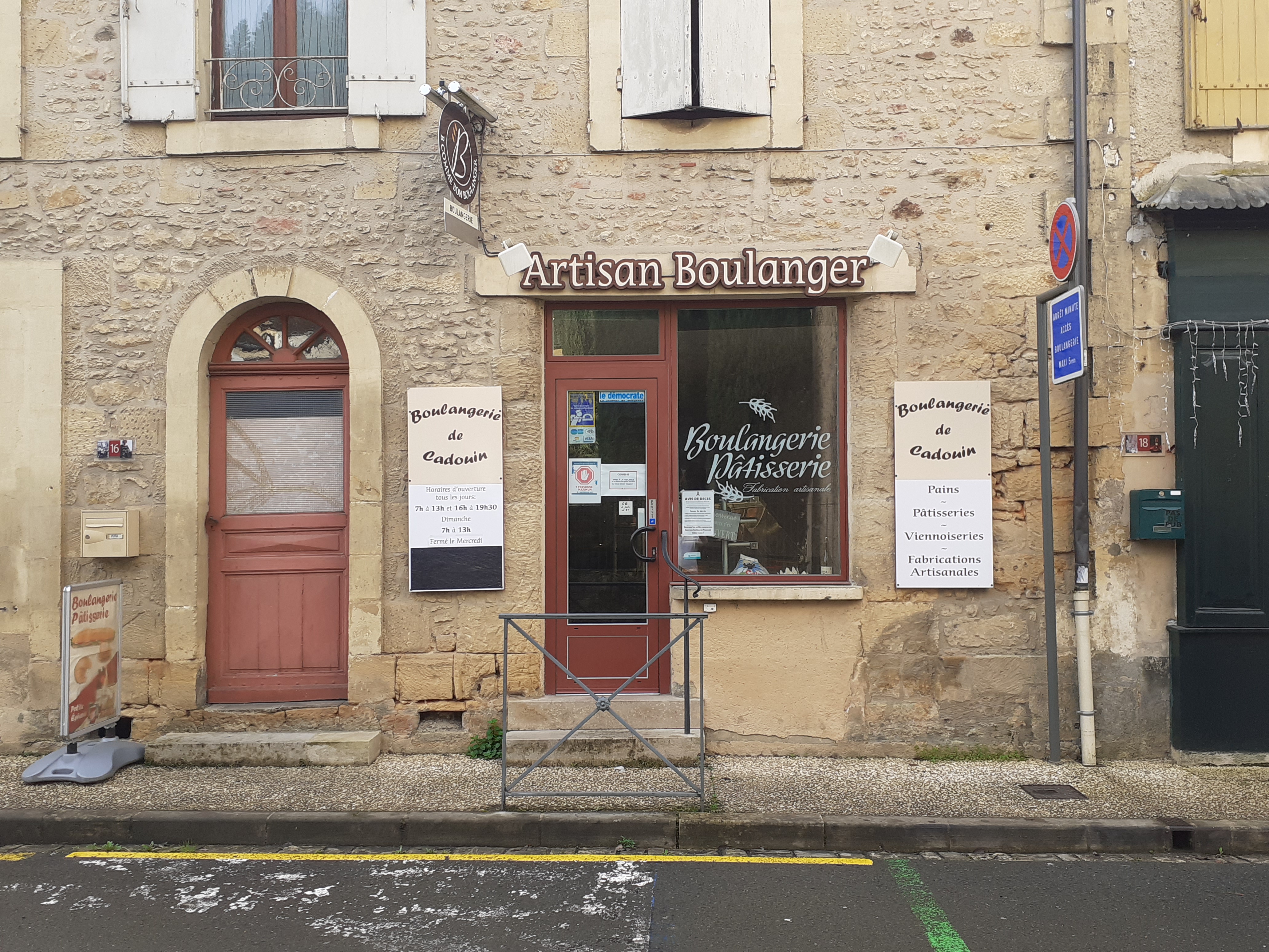 À vendre boulangerie-pâtisserie-petite épicerie, dans village très touristique. local de 100 m².Logement de 140 m² au-dessus de la boulangerie. Possibilité de vendre les murs 180 000€