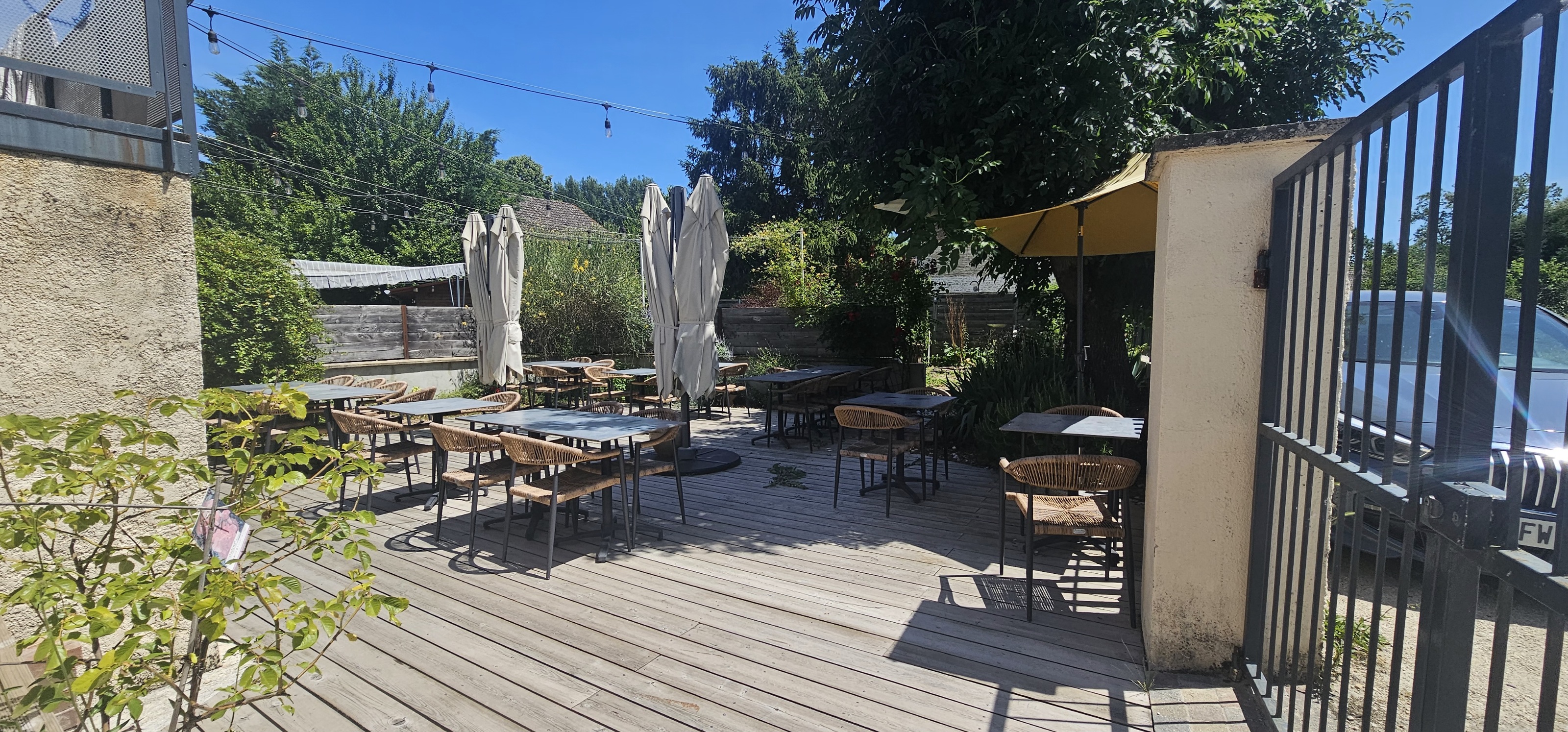 Vente fond de commerce et murs.

A vendre fonds de commerce de 210m2 
Au rez de chaussée:
 ◽️Restaurant- pizzeria de 100m2 disposant d'une licence IV.
Restaurant situé au cœur des vignes de l'Yonne, à 1h20 de Paris 
 ◽️Salle de restaurant de 30 couverts équipé d'un four à bois véritable.
 ◽️ Terrasse extérieur de 80m2 arboré, fermée de l'espace public et au calme de 36 couverts et plus. 
 ◾️Possibilité d'agrandir celle ci ou de créer  (150m2 de cour et jardin aromatique) en
- espace détente 
- terrain de pétanque 
- coin scène pour soirée animé 
- ou autres

Mobilier récent( tout reste) activité clé en main.
Une clientèle fidèle depuis plus de 10 ans 
Établissement existant depuis les années 30)
 
Situé au sein de Champs sur Yonne, un village vivant  de 1700 âmes avec tous commerces (supermarché, pharmacie, coiffeur,auto ecole, boucher etc..,)maison de santé a venir en 2026 avec medecin, podologue,kiné, ostéopathe, dentiste, école et artisans.

À 5 petites minutes d'Auxerre ( proche AJA) aux abords du trafic fluvial Canal du Nivernais,( 2 pontons en face du restaurant) vélo route, chemin de Compostelles, d'accès et de stationnement facile, vous participerez à l'attractivité du village.
Clientèle fidélisée, tourisme, chambre d'hôte,Airbnb
Chiffre d'affaires stable.
Pas d'employés à reprendre.

Horaire actuel:
Ouvert du Mardi au Vendredi midi et soir
Et le Samedi soir.
Fermeture Dimanche,Lundi et Samedi midi

Fermeture annuelle:
 ●congé 5 semaines par an 
 ●jours fériés
 ●Mardi soir et Mercredi soir période hivernale. 

À l'étage :
Appartement/bureau de 110m2 compris dans le bail.

Fort potentiel de développement possible sur le côté bar, et l'emporter qui n'est pas exploiter ainsi que sur les horaires et jours d'ouverture.



Le tout sur une parcelle de 550m2.

Cession du fonds de commerce à 90 000€ 

Prix des murs 200.000 euros ( devis 8000€ de travaux à effectuer sur partie appartement non urgent) 
Le prix des murs à déjà été abaisser du prix locale actuel au m2 pour prendre en compte les travaux à effectuer.

Possibilité d'acheter les murs par rachat de part sociale ( 100%) à 85000€
reste 10 ans avec un taux avantageux de 2.2%
Soit  175 000€
(90 000€ le fond et 85000€ les murs par part sociale )