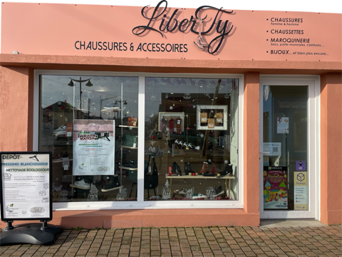 📍 Localisation: Tiercé, Maine et Loire - Emplacement stratégique en centre ville.

 Description:
✔️Boutique de chaussures et accessoires pour Femmes et Hommes.
✔️Surface de vente: 46 M2
✔️Espace stockage: 40 M2
✔️Clientèle fidèle et chiffre d'affaire en progression.
✔️Matériel inclus: Rayonnages, vitrines, caisse, etc...

Atouts:
✔️ Emplacement très passant, proximité des commerces, visibilité et parking à proximité
✔️ Possibilité de reprendre une activité clé en main.
✔️ Potentiel de développement (extension de gamme, services complémentaires).

Prix : 55000€

Visites sur Rendez-vous.

"Une opportunité à ne pas manquer pour reprendre une boutique bien établie!"