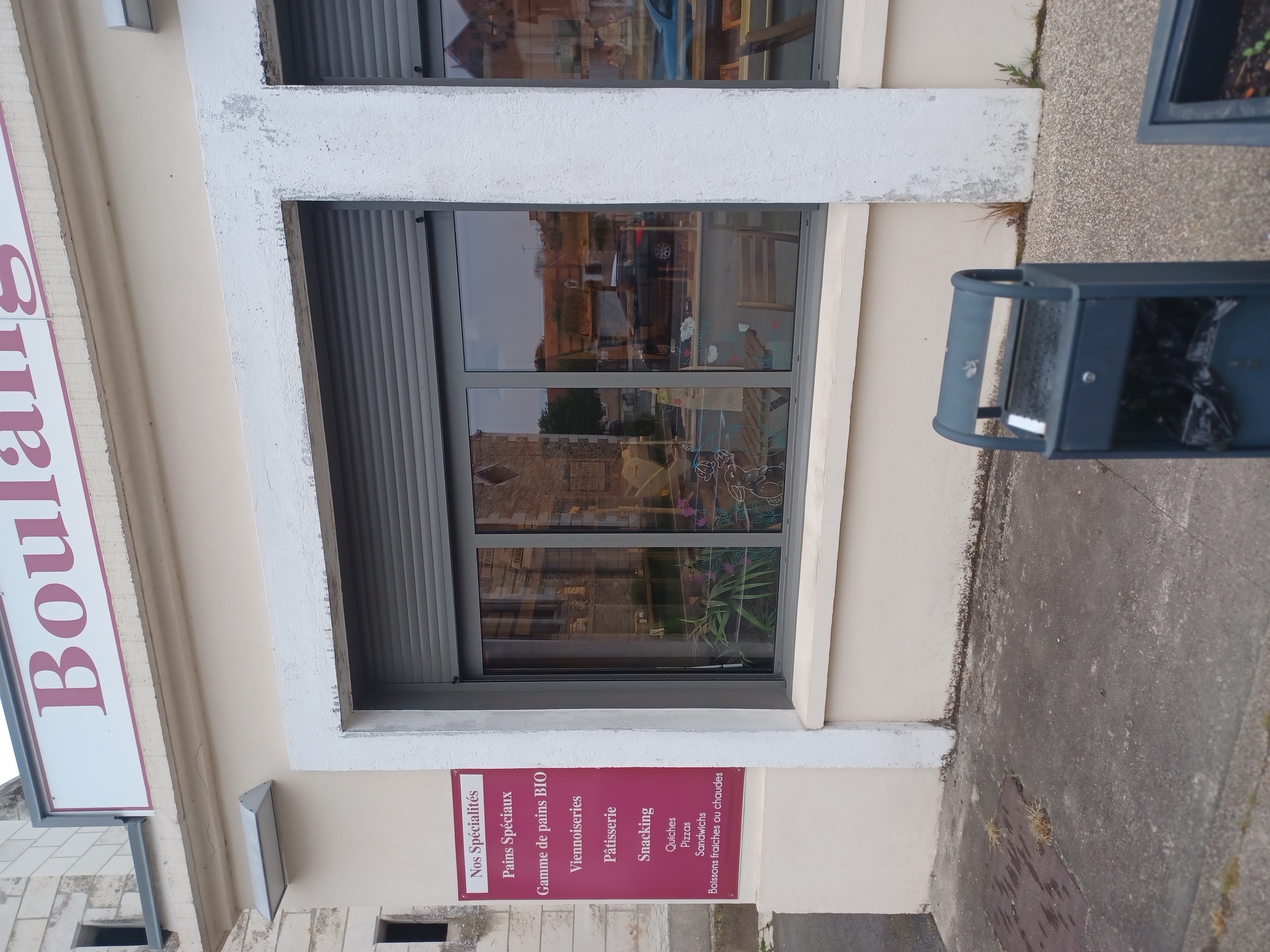 A vendre fonds de commerce Boulangerie-Pâtisserie à St Flovier (37)
Les murs appartiennent à la commune (Loyer mensuel 605.40€).
Le magasin dispose d'une vendeuse et d'un boulanger. Il n'y a pas de logement
sur place car la boulangerie était un local communal qui a été transformé en 2020.
Un logement sur la commune peut être envisageable.
La boulangerie est situé au coeur d'un village comprenant : une grande maison médicale (3 ou 4 médecins, ophtalmo, kiné, ....)une pharmacie, une épicerie,
un tabac-presse, une auberge restaurant, deux mécaniciens, et de nombreux autres artisants.
Un parking est situé devant la boulangerie.
La boulangerie fournie : 2 marchés (Le Blanc 36) le mercredi et le samedi,
1 ESAT, 1 Lycée agricole, 1 Boite à pain, 1 dépôt de pain, 2 écoles, etc...
De nombreuses associations sur la commune et aux alentours commandent régulièrement