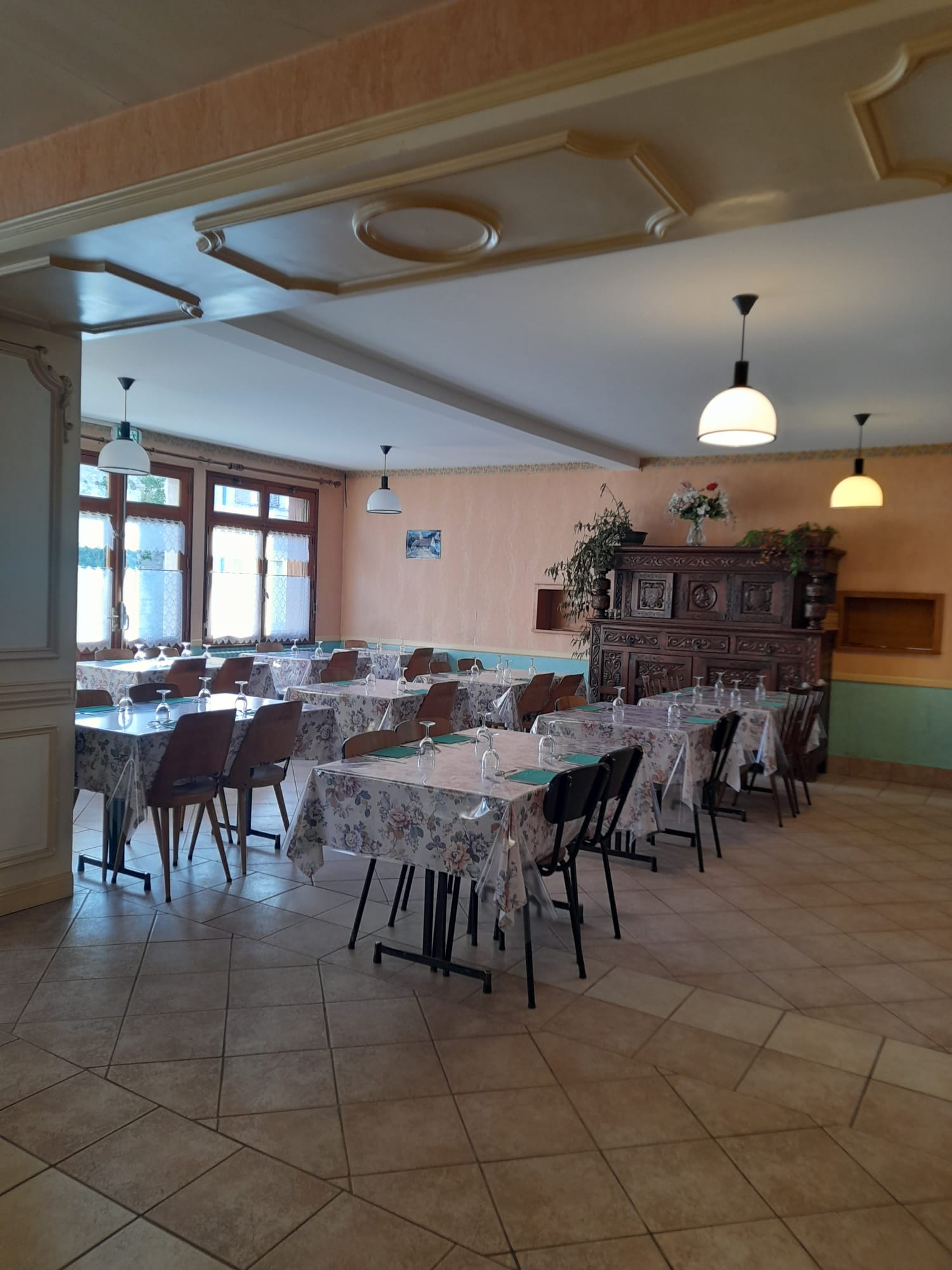 Bar Hôtel Restaurant dans un village situé près des châteaux de la Loire, à 10 minutes du Zoo de Beauval et du château de Valençay, au cœur d'une région viticole et de sentiers de randonnée.

Descriptif:
393 m² sur 3 niveaux
-  Rez-de-chaussée:
       Café - Restaurant - Cuisine - Lingerie - Réserve - WC
       Espace privé: 3 chambres - WC
       Cour fermée
- 1er Etage:
       5 chambres - Salle d'eau - WC - Combles aménageables (Création possible de 8 chambres)
- Cave en sous-sol - 2 garages
- Assainissement tout à l'égout
- Chauffage Fuel
- Etablissement aux normes de sécurité incendie
- Toujours en activité ce jour
- Prix de vente: 200 000 € murs et fonds