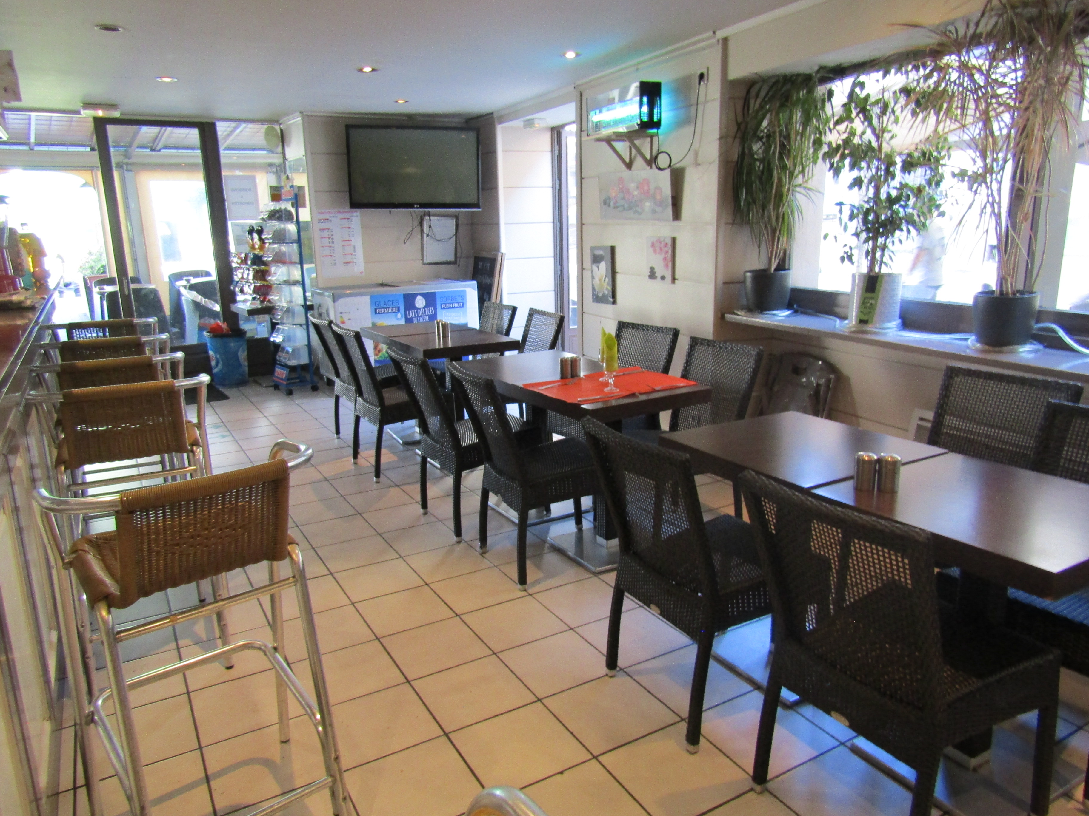 À céder, fonds de commerce de bar - restaurant exploité à l'année, situé aux portes du centre-ville de Mende, préfecture de la Lozère (environ 12 000 habitants).
L'établissement bénéficie d'un emplacement visible, à proximité immédiate de bureaux, commerces et services, générant une fréquentation régulière tout au long de l'année.
La clientèle est composée d'habitués locaux, d'une clientèle professionnelle ainsi que de touristes.
Accueil de la clientèle dès le matin avec une offre de petits-déjeuners. L'activité se poursuit avec un service de restauration le midi et le soir. Une offre complémentaire de type coffee shop / goûter est actuellement en cours de développement l'après-midi.
La salle de restaurant commune à la salle de bar, offre une capacité d'accueil d'environ 30 couverts, complétée par 30 couverts sous une pergola bioclimatique.
La configuration de la cuisine climatisée permet la préparation d’une offre de restauration rapide (burgers, salades, plats du jour), destinée aussi bien à une consommation sur place qu’à la vente à emporter.
L’établissement dispose d'une Licence IV. 
Opportunité idéale pour travailler en couple ou entre associés. 
Vente du fonds de commerce : 140 000 € et bail commercial : 1 300€ /mois TTC, ou location gérance : 2 800 €