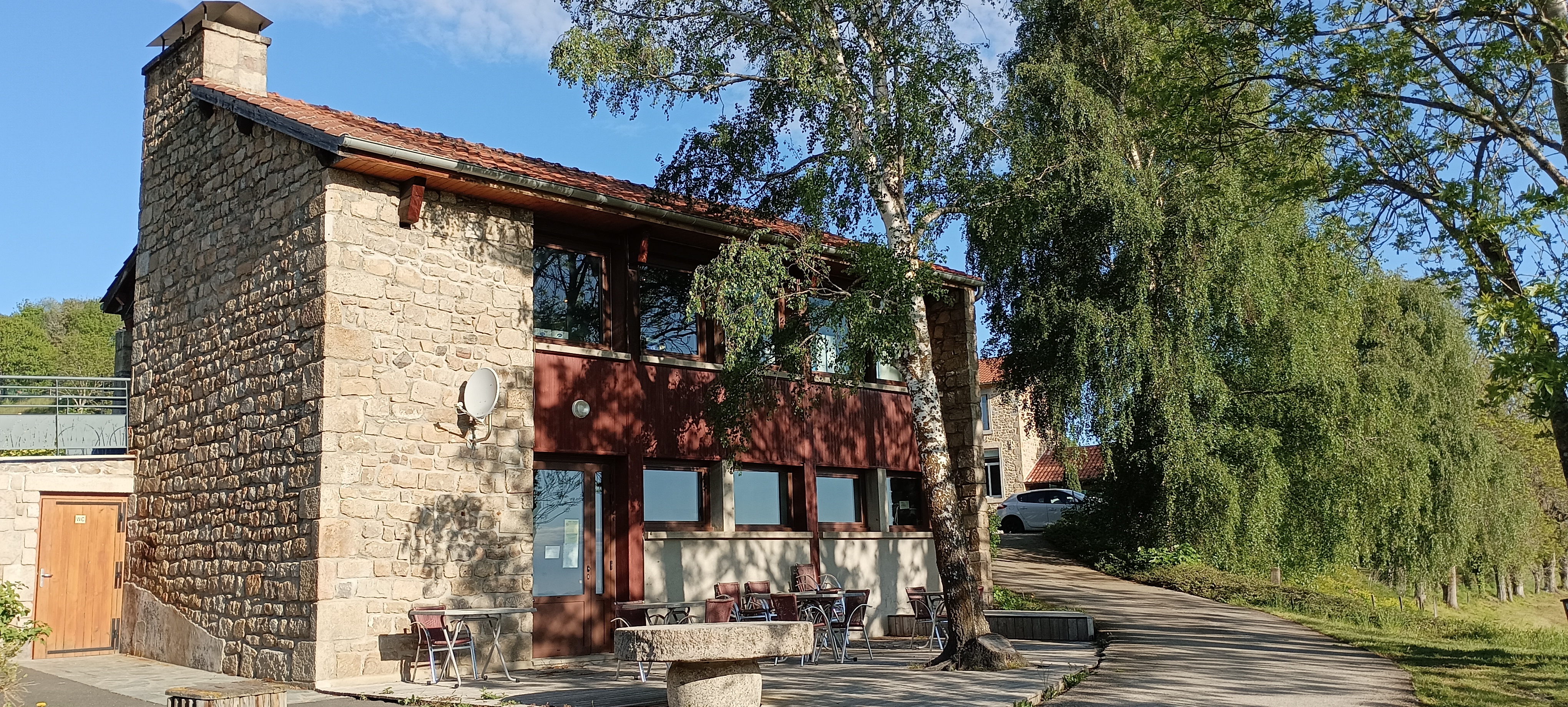 Belle opportunité de reprise au cœur du Parc naturel régional Livradois-Forez, en Auvergne : multiservices, épicerie et bar rural avec la possibilité de développer une activité de restauration, idéalement situé au centre du village de Sauvain, sur la place de la mairie. L’établissement bénéficie d’un parking et de terrasses à proximité immédiate de l’école, d’une belle vue dégagée ainsi que d’un accès direct à une aire de jeux.

Au sein de Loire Forez Agglomération et au cœur du Parc naturel régional Livradois-Forez, la commune de Sauvain séduit par son environnement préservé, son authenticité montagnarde et sa qualité de vie. Ce village à taille humaine, situé à plus de 900 mètres d’altitude, offre un cadre paisible et verdoyant, apprécié pour ses paysages ouverts, ses forêts et ses grands espaces propices aux activités de pleine nature.

Berceau de la Fourme de Montbrison, Sauvain bénéficie d’une identité locale forte, profondément attachée à son patrimoine pastoral, à son agriculture de montagne et à ses savoir-faire traditionnels. La commune conserve une véritable convivialité rurale et s’anime tout au long de l’année grâce à une vie associative dynamique, des événements locaux et des activités tournées vers la découverte du territoire et de ses traditions.

Entre qualité de vie, tourisme vert et valorisation du patrimoine local, Sauvain constitue un environnement attractif pour vivre, entreprendre et développer une activité au plus près des habitants comme des visiteurs.

Descriptif local/terrain :
Vente d’un fonds de commerce multiservices idéalement situé au cœur du village de Sauvain (Loire), sur l’axe principal et la place de la mairie. L’activité actuelle comprend une épicerie de produits du quotidien et de produits locaux, complétée par une activité de bar et dépôt de pain.

Le commerce est exploité dans un local municipal agréable de 140 m² répartis sur deux niveaux, bénéficiant d’un loyer attractif de 460 € TTC par mois dans le cadre d’un bail commercial 3/6/9. Une licence IV est actuellement louée pour 500 € par an. Aucun personnel n’est à reprendre. Matériel à céder inclus dans le fonds de commerce.
– Espace de vente : 75m2
– Salle du bas : 40m2
– Stockage : 25m2
– Chaufferie (au fuel) : 8m2

L’établissement dispose d’un fort potentiel de développement avec la possibilité de créer une activité de restauration grâce à un local partiellement équipé et à une salle située au niveau inférieur.

L’école maternelle et primaire se trouve à proximité immédiate, avec une cantine communale s’approvisionnant en partie auprès de l’épicerie, assurant ainsi une clientèle locale régulière.

Situé dans un environnement convivial et dynamique, le commerce profite d’un emplacement privilégié avec parking à proximité et deux terrasses : une terrasse saisonnière installée sur la place du village et une seconde accessible toute l’année, offrant une belle vue dégagée et un accès direct à une aire de jeux.

À seulement 20 km de Montbrison et de Boën-sur-Lignon, Sauvain est un village de caractère au cœur du pays de la Fourme de Montbrison. Point de départ de nombreuses randonnées sur les Hautes-Chaumes du Parc naturel régional Livradois-Forez et doté du musée de la Fourme et des traditions, le village attire de nombreux visiteurs et touristes, notamment durant la saison estivale grâce à plusieurs manifestations locales.

Le projet est idéal pour un professionnel souhaitant :
– S’installer au cœur d’un village rural dynamique et convivial
– Développer une activité alimentaire/multi-service/bar de proximité
– Allier cadre de vie agréable et projet professionnel
– Une belle opportunité pour entreprendre en Livradois-Forez et faire vivre un lieu central du territoire.

Contact direct avec la propriétaire :
Jocelyne MASSOT
chezpapote.sauvain@gmail.com
Tél. : 04 77 96 98 10

Aides et accompagnement
Il est possible d’être accompagné techniquement et/ou financièrement par le Réseau Initiative, France Active, une coopérative d’activité (CAAP), la CCI ou la BGE. Il existe également une aide destinée aux petites entreprises du commerce, à l’artisanat et aux services avec points de vente, en co-financement entre la Communauté de communes Loire-Forez et la Région Auvergne Rhône-Alpes.