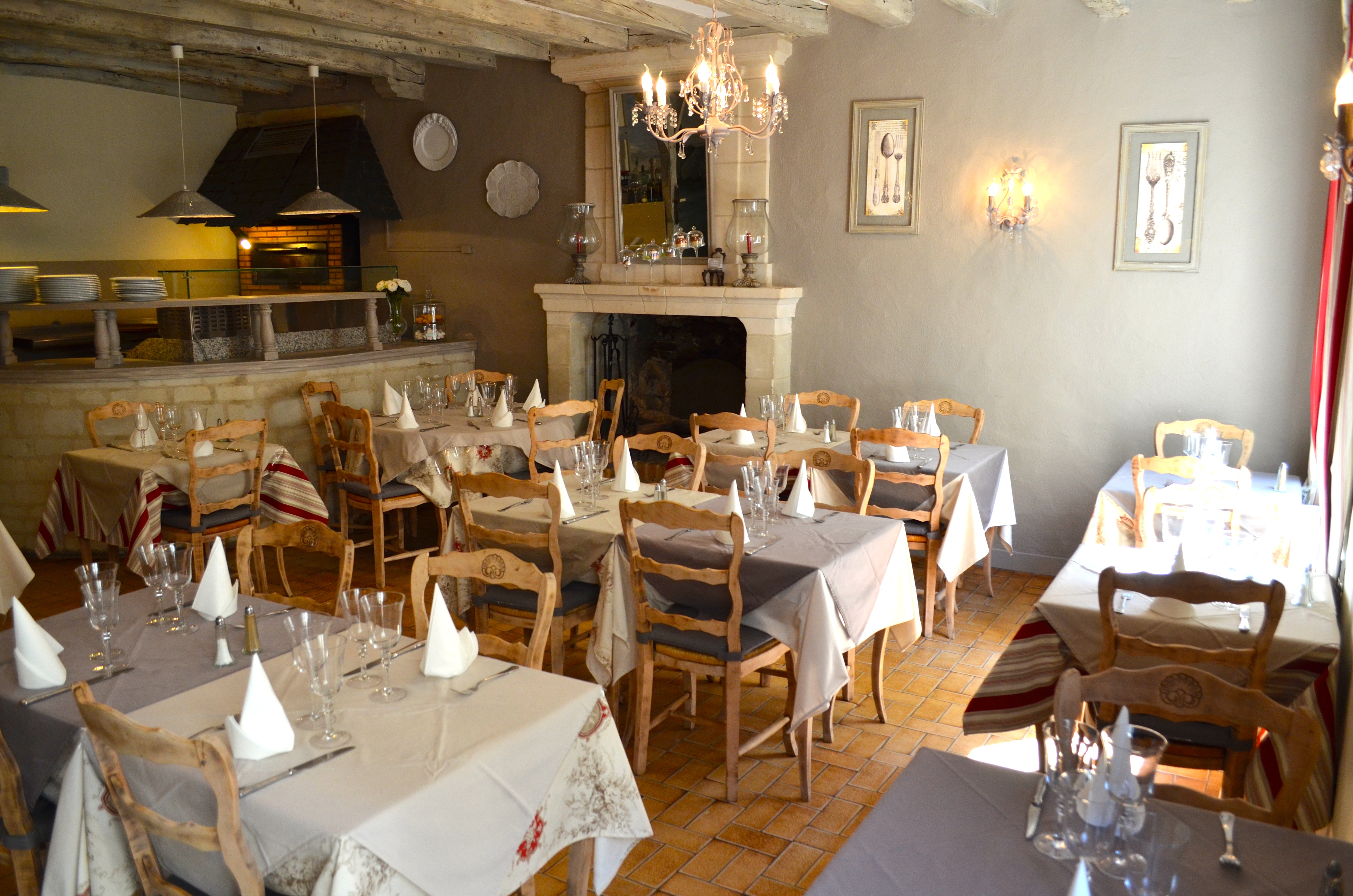 Vend cause retraite , joli restaurant traditionnel en plein coeur de la cité médiévale de CHINON
2 salles : 50 couverts   Bon CA Bon BIC
Surface totale 80m2
Emplacement n°1, loyer raisonnable,  2 salles pour environ 55 couverts, une cuisine aux équipements fonctionnels (fourneau, chambre froide, hotte, lave vaisselle..), un espace avec son four à pizza traditionnel, un vestiaire, un wc, et une cave de stockage. Un emplacement terrasse est également disponible.

La décoration et le charme de la bâtisse typiquement tourangelle en font un outil de travail performant et qualitatif.

Clientèle de passage et étrangère 
Fermé les lundis et mardi et  7 semaines par an
