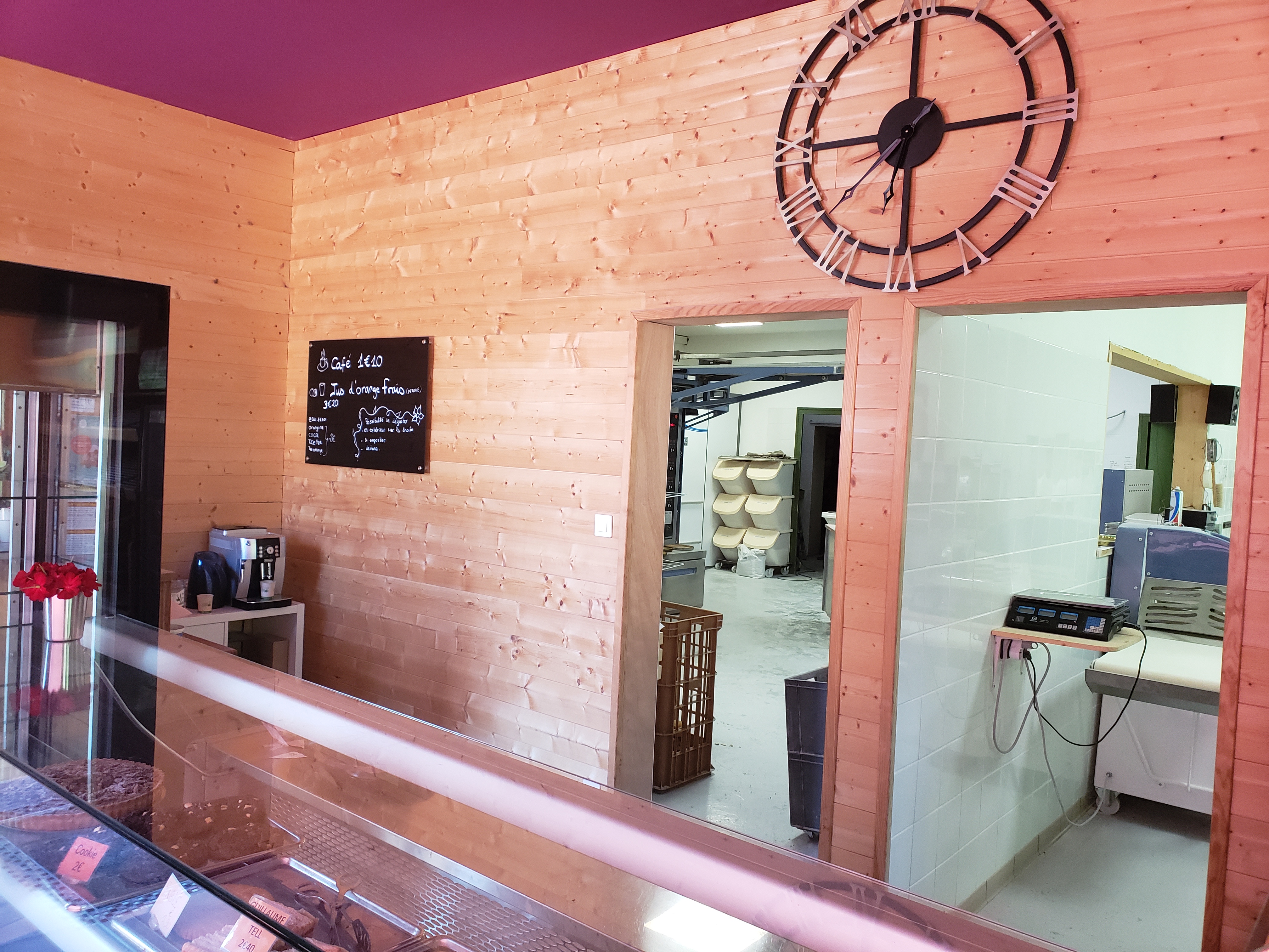 Créée il y a 9ans (matériel acheté neuf), local de 175m2 dont magasin de 30m2. Matériel entretenu. 
Entreprise ne demandant qu'à être développée, un fort potentiel s'offre à vous. 
Axe de développement possible en proposant notamment : 
-	une plus grande partie snacking
-	plus d’amplitude horaires ainsi que plus de jours d’ouvertures (par choix personnel, nous ouvrons principalement les fins de semaines)
-	tout le chiffre est sur la boutique, aucune livraison. Tournée a développer et en demande par les restaurateurs et collectivités alentours.
Un agréable magasin fonctionnel est en place avec 2 laboratoires spacieux. Il est très facile de stationner : parking privé + grand parking communal devant l' établissement ce qui ravit la clientèle fidèle.
La Boulangerie est située dans le village de Noirétable, en Loire, dans les Monts du Forez, avec un joli cadre de vie, plusieurs activité a proximité (stations de ski, plan d’eau, VTT, randonnées………) 
Village situé entre Clermont-Ferrand et Saint-Etienne.
Autoroute a 5min.

vente car nouveau projet professionnel.
CA 2023 : 145 666€
CA 2024 : 178 835€
CA 2025 : en court

(enseigne a venir prochainement, nous venons de refaire la façade)