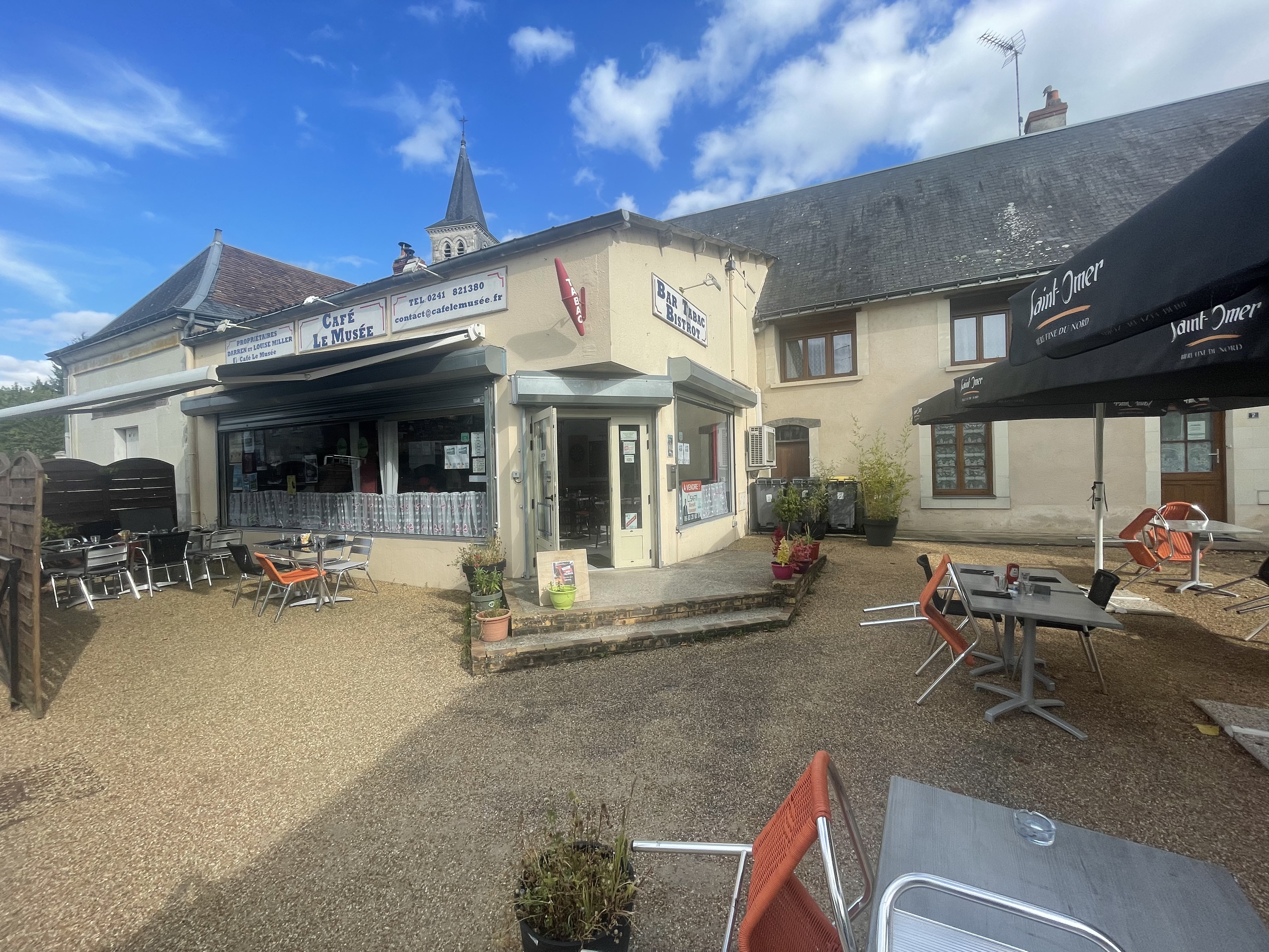 À vendre – Bistrot, Tabac, FDJ

Belle affaire de bistrot – tabac – FDJ, offrant un bon chiffre d’affaires et un réel potentiel de développement.

Cette affaire représente une excellente opportunité pour un couple dynamique souhaitant reprendre un commerce convivial, bien équipé et disposant déjà d’une clientèle établie.

L’établissement bénéficie notamment :

d’une activité bar / bistrot ;
d’un espace Tabac et FDJ ;
d’une activité pizzas deux fois par semaine, rencontrant un beau succès auprès de la clientèle ;
d’une cuisine bien équipée, permettant de développer davantage l’activité de restauration ;
de la climatisation et du chauffage ;
d’un bel espace permettant l’installation ou le développement d’une terrasse ;
de possibilités de stationnement à proximité, un véritable atout pour la clientèle.

L’affaire dispose d’une bonne base d’activité tout en conservant un fort potentiel de développement, notamment sur la restauration, les pizzas, la terrasse ou encore l’élargissement des horaires et services proposés.

Motif de la vente : rapprochement familial.

Une belle affaire clé en main, idéale pour un couple souhaitant s’investir dans un commerce dynamique et convivial.

Informations complémentaires et conditions de vente sur demande.