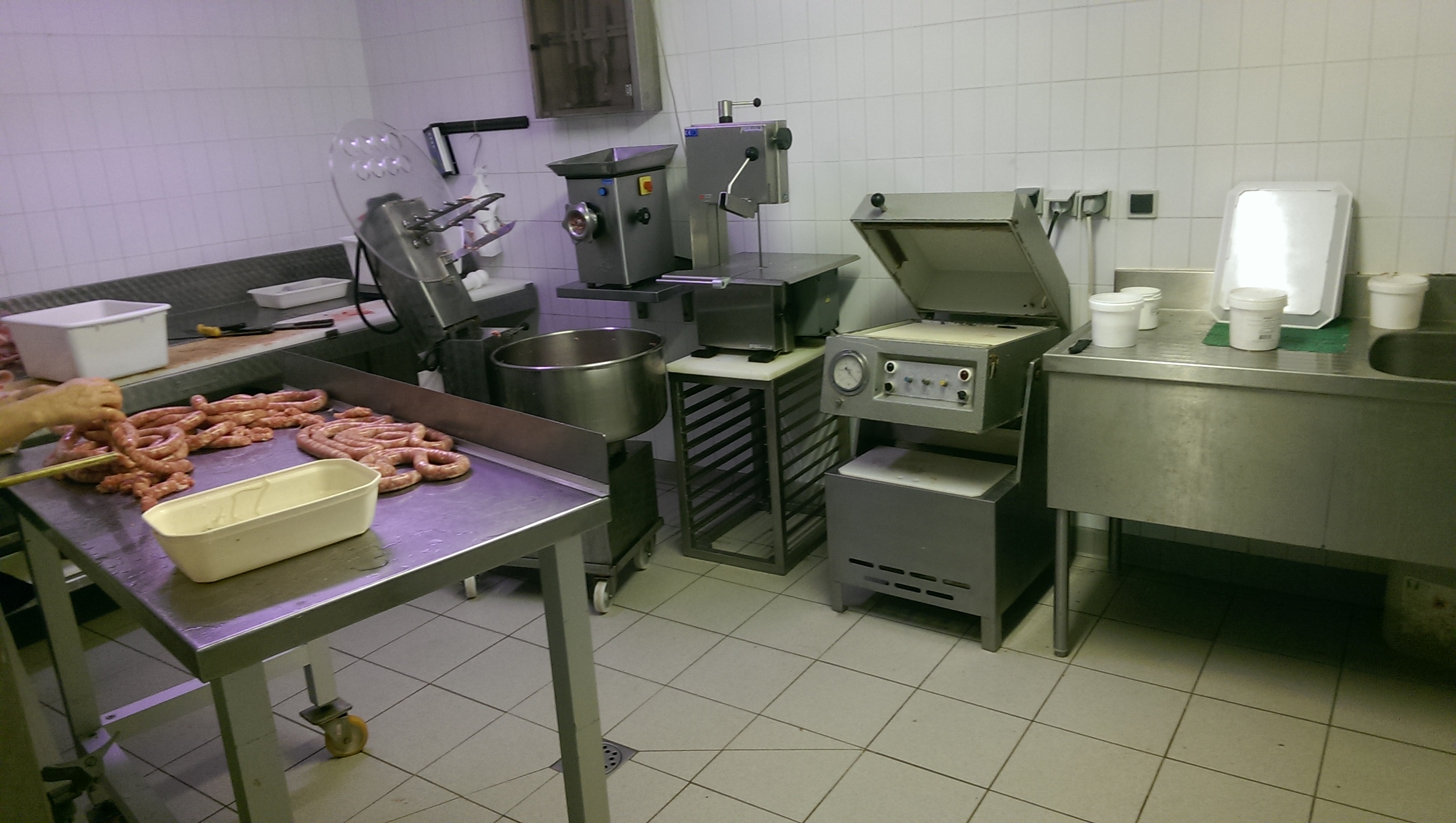 A la suite du au départ du précédent exploitant pour convenance personnelle la municipalité du Bleymard souhaite réinstaller une activité de boucherie-charcuterie dans un local au Bleymard-Mont Lozère. Situé au cœur d'un village dynamique bénéficiant d'une clientèle locale et touristique, ce commerce représente une opportunité rare pour un artisan souhaitant créer son fonds de commerce dans un territoire où le besoin est clairement identifié. 
Le Bleymard bénéficie d’une forte identité rurale et montagnarde, propice à l’implantation d’une boucherie artisanale. Le territoire est reconnu pour la qualité de ses élevages et de ses produits de terroir, notamment les viandes locales, salaisons et charcuteries. L’attachement des habitants aux circuits courts, conjugué à la fréquentation touristique du Mont Lozère, constitue un atout pour le développement d’une offre de qualité valorisant les producteurs locaux.
Le local comprend un magasin d'environ 25 m² et un atelier de préparation d'environ 10 m². 
Aucuns travaux ne sont à prévoir. Le local est proposé sans matériel, permettant au futur exploitant d'aménager son outil de travail selon ses besoins. Disponibilité immédiate.
Condition location : Bail 3-6-9 -300€/mois - Possibilité de mise à disposition d’un logement communal.