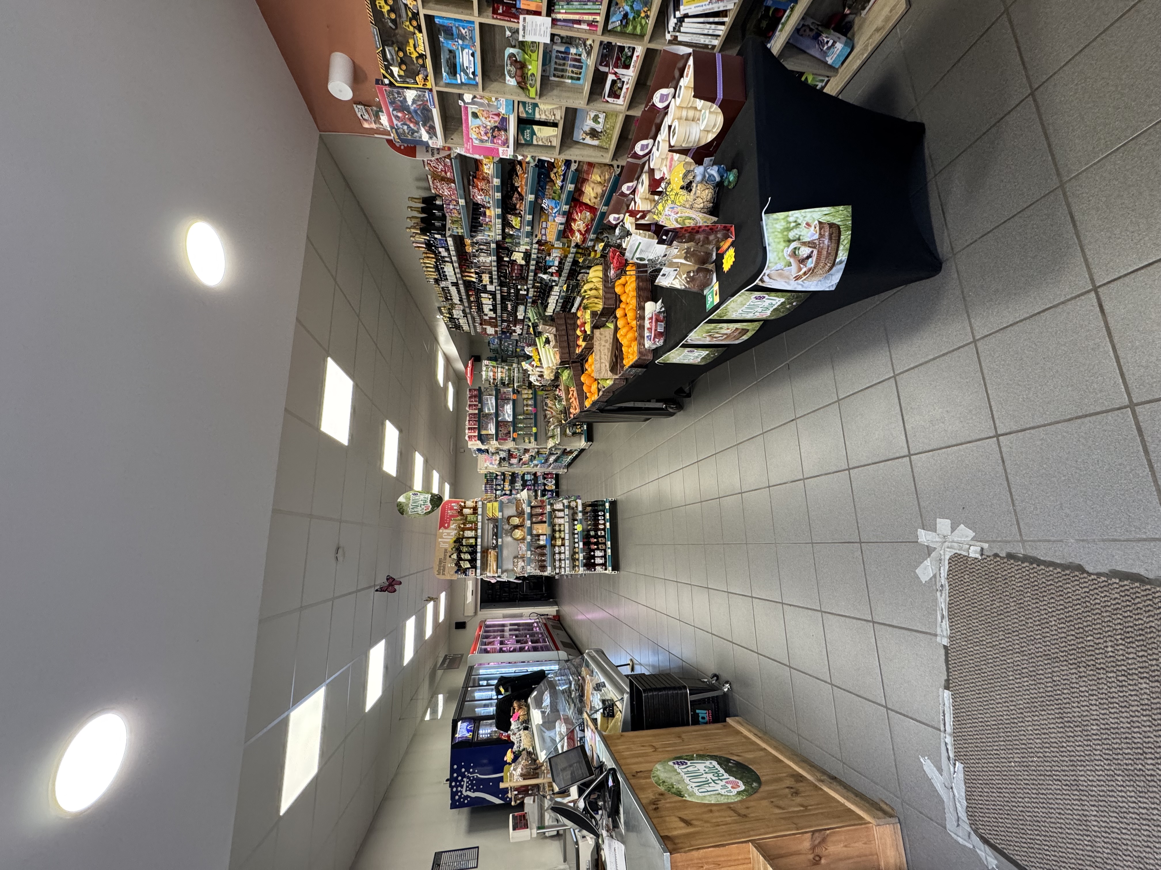 Vous souhaitez reprendre une jolie supérette dans une belle bourgade touristique et de caractère du Cantal, située sur la route du Lioran.
Très bon emplacement, parking, flux de clientèle conséquent sur un axe très passant ; nombreuses habitations aux alentours et commerces complémentaires à proximité.
Fort impact saisonnier d’avril à octobre (camping, aire de camping-car, chemin de Compostelle, tourisme de randonnées, marchés d’étés, fêtes patronales, nombreuses résidences secondaires…).

Il vous est proposé :
- Un magasin de surface de vente de 130m² dont 30m² de réserve, bureau et sanitaires.
- Un camion de tournées avec aménagement récent et optimisé (incluant un frigo positif).
- Une fourgonnette 4x4 pour les livraisons ponctuelles

CA TTC de 440 000 € au dernier bilan, en constante progression.
Loyer mensuel de 400 €.
Vente du fonds de commerce à 103 000 €.
Pas de frais d’agence !
40 000 € d’apport requis.
Exploitation idéale en couple ou duo.

Magasin clé en main, pas de concurrence directe à proximité.
Services en place : fromage et charcuterie à la coupe, produits locaux, souvenirs, dépôt de pain, gaz et Relais Pickup.
Les tournées en camion parcourent les montagnes environnantes et sont assurées du mardi au samedi, avec un parcours différent chaque jour. La clientèle est très fidèle car ce service est historique (60% du CA actuel total) ; il y a possibilité également d’augmenter la zone de chalandise.
Pas de personnel à reprendre et commerce situé dans une zone ZFRR, ce qui permet d’obtenir des exonérations fiscales très avantageuses.