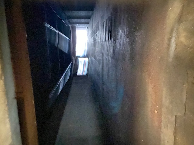 Immeuble mixte à vendre – Centre Montluçon, rue Jules Ferry situé en plein 
centre-ville, près de la gare et du lycée 
Situé  en plein cœur de Montluçon, cet immeuble mixte à rénover offre une opportunité rare pour investisseurs ou professionnels à la recherche d’un bien à fort potentiel.

🔹 Rez-de-chaussée commercial :
•	Magasin avec vitrine, arrière-boutique, bureau, WC – 53 m²
•	Grand local à usage de stockage ou stationnement couvert – 285 m²
•	2 pièces au fond du local + 2 pièces à l’étage à rénover 
🔹 Habitation :
•	1er étage : appartement loué – env. 90 m²
•	2e étage : appartement libre – env. 90 m² ( A rénover ) 
•	3e étage : grenier aménageable