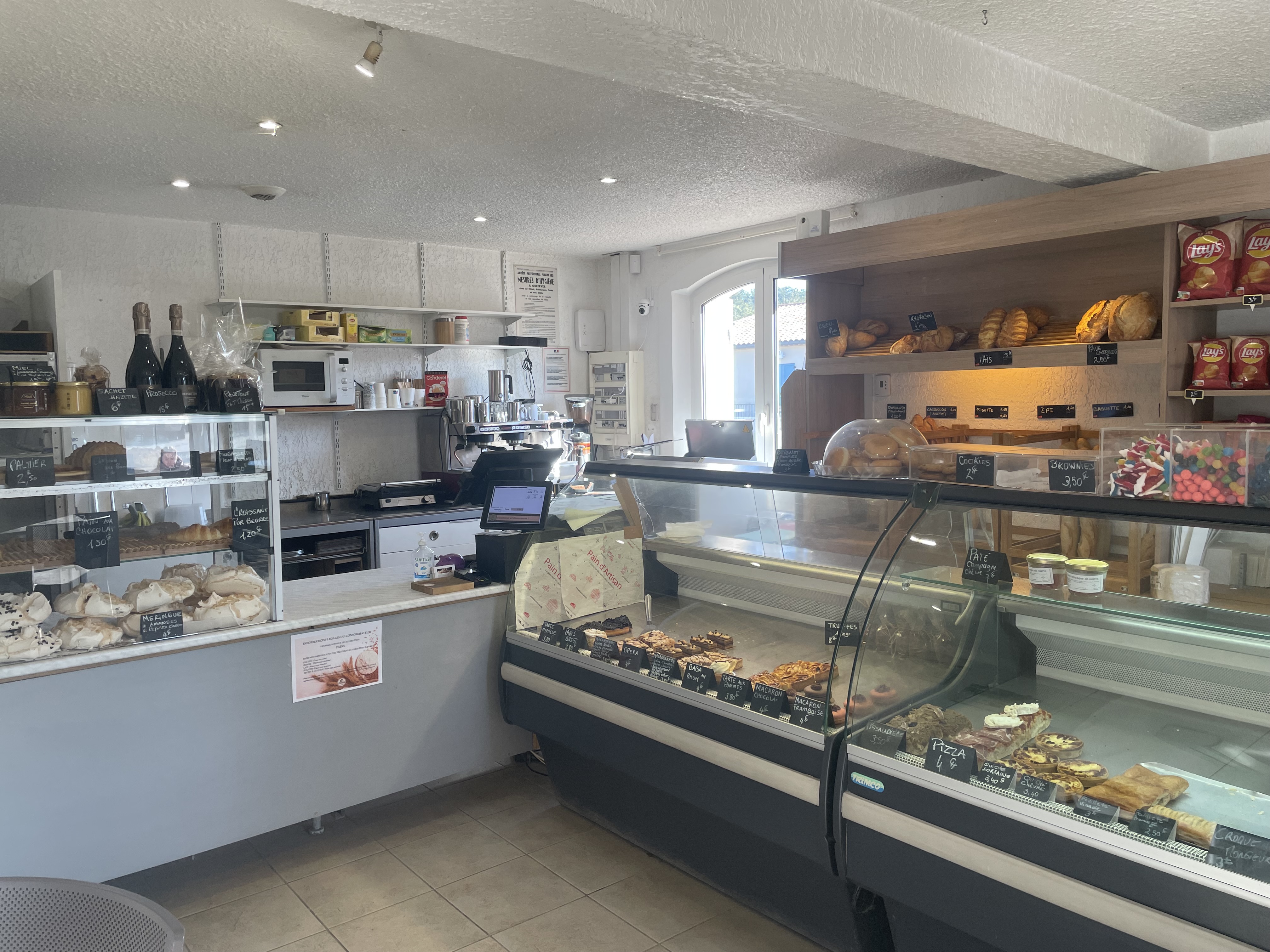 À Vendre : Boulangerie Artisanale – Emplacement Idéal, Fort Potentiel

Opportunité unique ! Nous mettons en vente notre boulangerie artisanale, située dans une commune dynamique avec de nombreux projets en cours et aucune autre boulangerie dans un rayon de 10 km.

Les points forts :

✅ Emplacement stratégique : Située sur un axe très fréquenté, assurant un flux constant de clients locaux et de passage.
✅ Clientèle fidèle et touristique : Région prisée pour les randonnées et le vélo, attirant une clientèle variée toute l’année.
✅ Dynamisme local : Plusieurs projets en développement sur la commune, apportant de nouvelles opportunités commerciales et un accroissement du nombre d’habitants.
✅ Boulangerie artisanale reconnue : Produits faits maison avec des ingrédients naturels, forte notoriété locale.
✅ Potentiel de développement : Possibilité d’élargir l’offre (pâtisserie, snacking, salon de thé…) ou d’ouvrir d’autres points de vente à proximité.

Belle affaire clé en main, idéale pour un artisan passionné ou un investisseur cherchant à exploiter un marché en pleine expansion.

Intéressé(e) ? Contactez-nous pour plus d’informations et une visite !