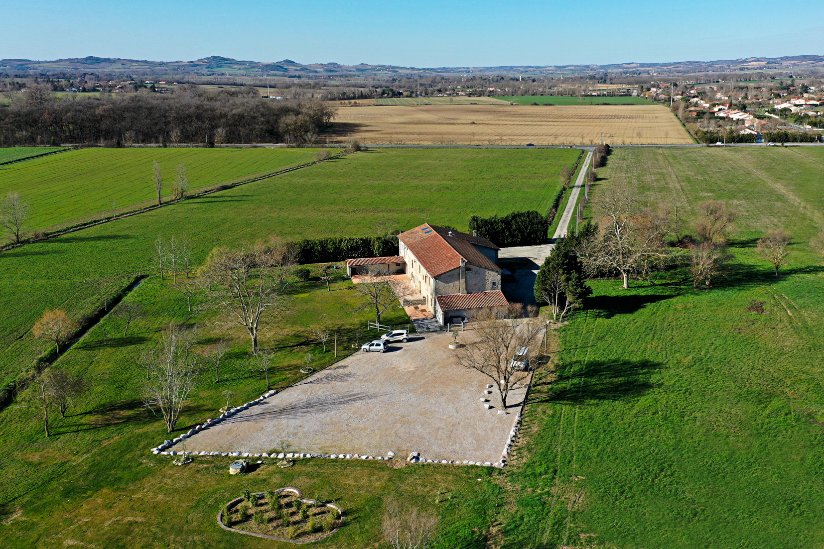 DOMAINE comprenant salles de réceptions, chambres, logement privatif