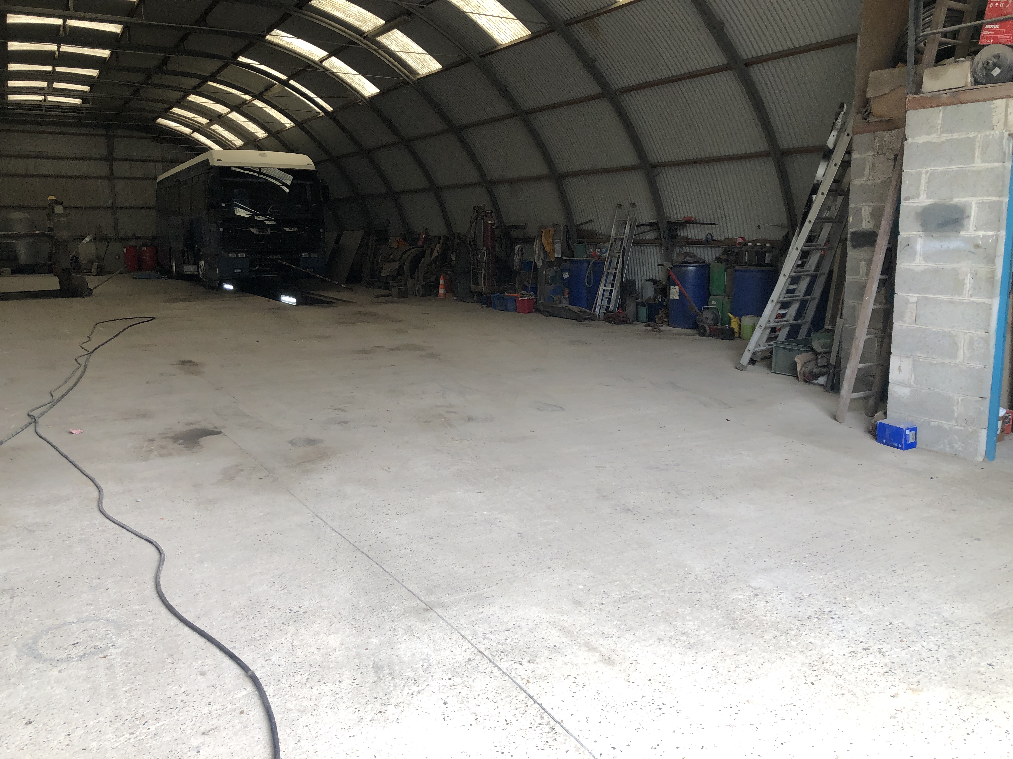 Vends  fonds de commerce  societé crée depuis 2010  chiffre d affaire a faire evoluer (1000 000€)  achats et ventes de poids lourds , utilitaires et autocars , reparations de tous vehicules , locations de véhicules sans chauffeurs , transport de nos propres vehicules par porte chart ,  terrain et batiments en location (possibilité d achat)  .
PRIX DE VENTE 320000€  A DISCUTER