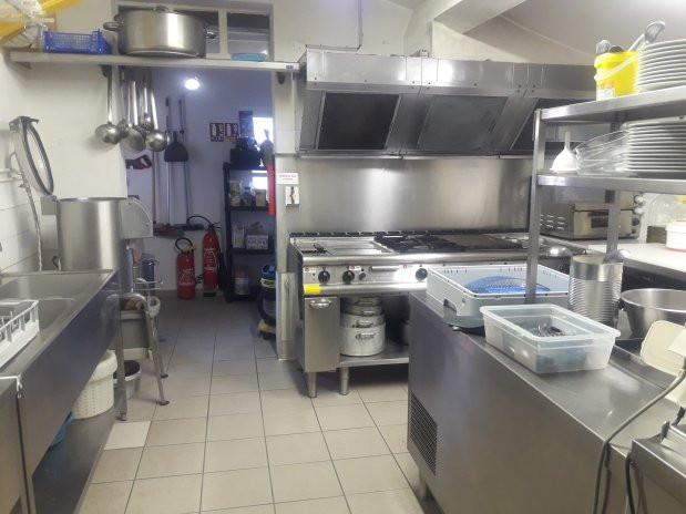 SUD LANDES
Idéal restaurateur ayant fait le choix de vivre et travailler au calme dans une commune rurale.
Fonds de commerce de Restaurant Traditionnel, Epicerie , Bar, Boulangerie 
(avec licence 4 en location incluse dans le loyer)
Surface totale 316 m² ventilée comme suit :
Surface Restaurant :  200 m² + logement à l?étage de 116 m² avec salle d?eau (douche et VC séparé.
Disposant en sus d?une cour privée fermée et de 2 dépendances fermées +  un grenier 
Situé à 55 kms de Dax et 55 minutes de Mont de Marsan.
Au c?ur d?une charmante commune
Communes de proximité
?	Le Leuy 4 km.
?	Bas-Mauco 4.3 km.
?	Lamothe 4.5 km.
?	Haut-Mauco 4.5 km.
?	Cauna 5.2 km.
?	Campagne 6.1 km.
?	Saint-Perdon 6.2 km.
?	Saint-Sever 7.1 km.

Cause de la vente reprise d?une 2ème affaire sur le département 17.
Bail commercial de 10 ans dater du : Août 2021  (Article L-145-1 et 9)
Chiffre d?affaires moyen : 8 à 9000 ? HT mensuel
Loyer de l?ensemble : 761 ? net mensuel non soumis à TVA 
(Loyer des murs du fonds +logement + licence 4)
Prix : 46000 ?uros dont honoraires HT mandataire inclus.