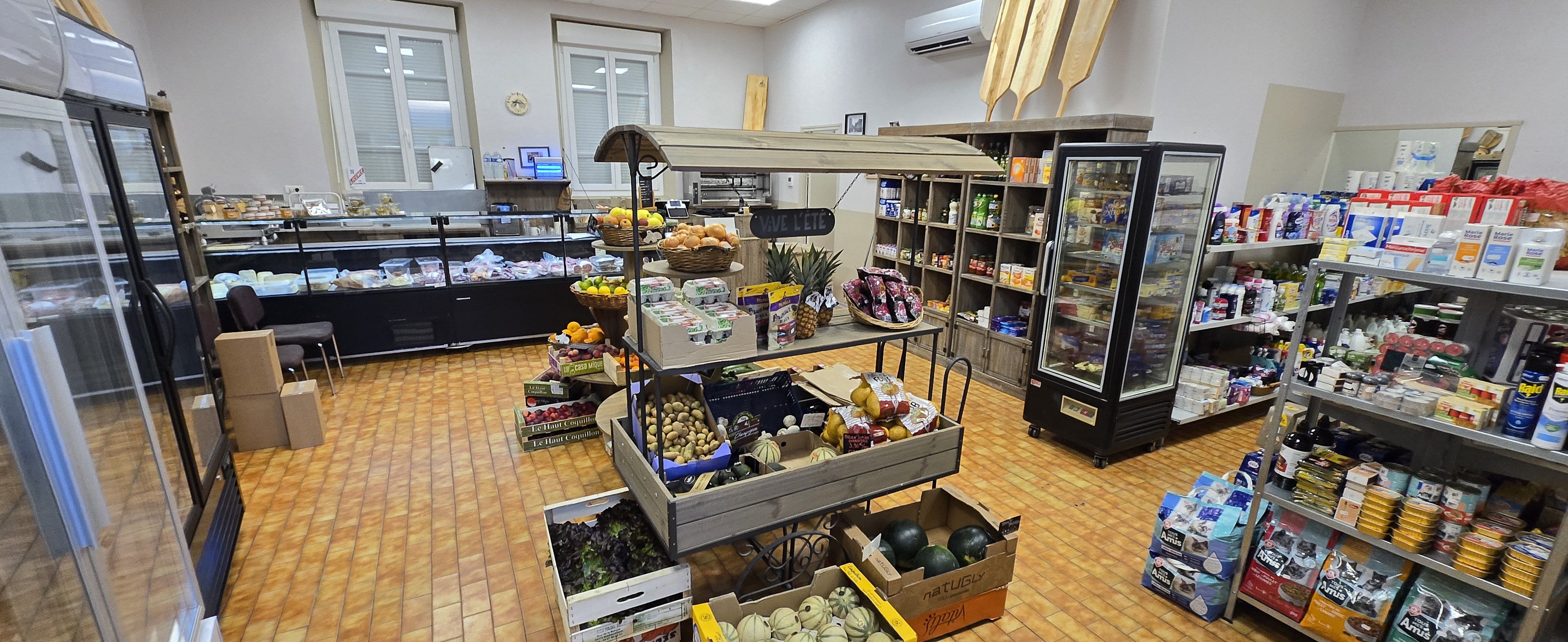 À vendre, fonds de commerce d’une épicerie de proximité située au cœur des Corbières, à Saint-Jean-de-Barrou.
Créée en 2022, l’épicerie bénéficie d’un bon ancrage local et d’une clientèle fidèle, composée des habitants du village et des communes environnantes. L’activité est complétée par une clientèle de résidences secondaires et de touristes, particulièrement présente les week-ends et durant la période estivale. Le commerce travaille également avec plusieurs mairies et comités des fêtes des villages alentours.
L’épicerie propose une offre alimentaire diversifiée : produits de première nécessité, fruits et légumes, viande, charcuterie, fromages, vins et dépôt de pain. Cette activité est complétée par une offre de planches, tapas, petits-déjeuners et apéritifs, permettant de diversifier les sources de chiffre d’affaires et offrant encore des possibilités de développement.
Le commerce est exploité dans un local d’environ 89 m² avec terrasse couverte de 30 m², appartenant à la mairie et bénéficiant d’un loyer très attractif de 300 €/mois.
L’établissement est entièrement équipé, avec du matériel neuf ou en très bon état. Aucun investissement majeur n’est à prévoir pour la reprise.

Chiffre d’affaires : environ 325 000€ en 2025
Prix de cession du fonds de commerce : 100 000€ 

Opportunité à saisir pour un repreneur souhaitant s’investir dans un commerce de proximité bien implanté et à taille humaine, au cœur de l’environnement rural et touristique des Corbières.
