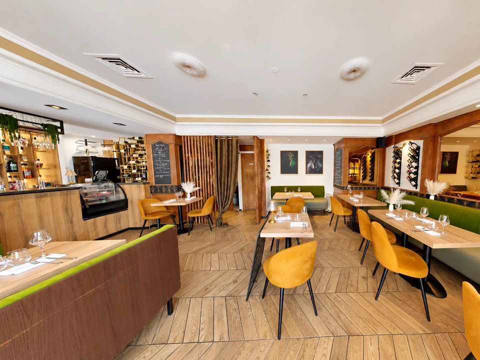 À céder au Havre (76600), fonds de commerce de restaurant d'environ 90 m², récemment rénové et ne nécessitant aucun investissement en travaux. Salle d'environ 40 couverts, avec une capacité adaptable selon l'aménagement souhaité, et espace bar convivial. Cuisine professionnelle entièrement équipée (planchas, bain-marie, gazinière, système d'extraction), cave avec chambre froide.

Emplacement : cœur du centre-ville, à proximité immédiate des Halles Centrales, secteur dynamique à fort passage. Tramway et bus, stationnement facile.

Conditions : prix du fonds 199 000 € honoraires inclus (184 000 € hors honoraires). Loyer 30 000 € HT HC par an, charges 7 080 € par an. Bail commercial 3/6/9 ans en cours jusqu'au 26/12/2026.

Annonce proposée par Pôle Implantation Commerce (réf. Ref076332).