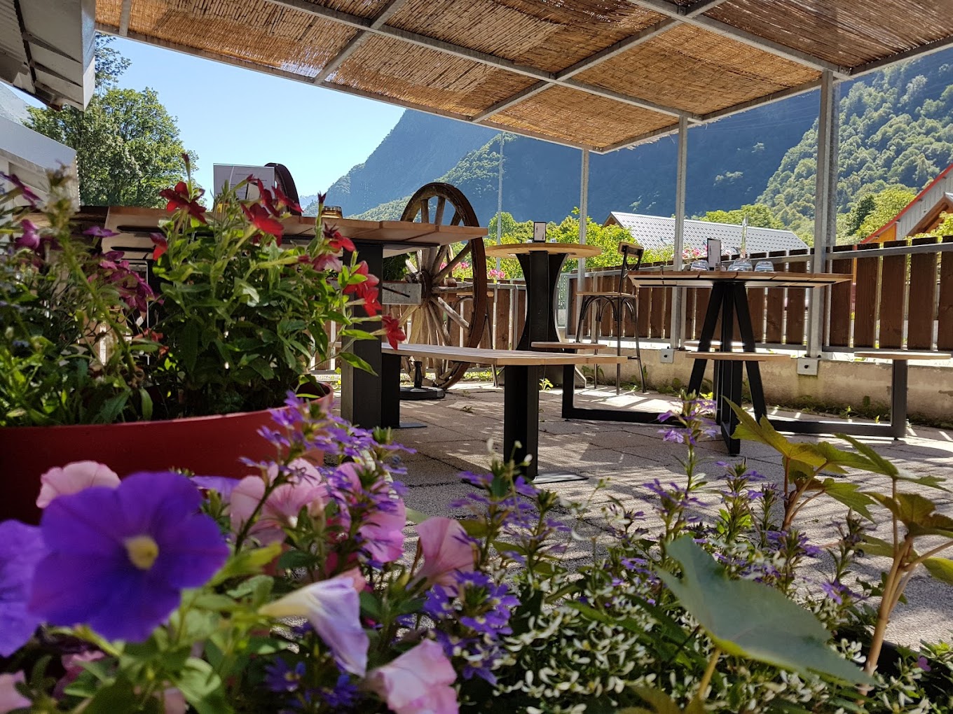 Sur la route des stations de l'Oisans, dans ZA, restaurant bar de 170 m² pouvant accueillir 70 couverts (salle + mezzanine), terrasse de 30 couverts, matériel de cuisine en très bon état (four vapeur, piano, plancha, friteuse, 2 éviers inox, 2 frigos inox avec plan de travail, lave vaisselle, cave à vin, machine à glaçons, lave verre, machine à café, etc...), mobilier de terrasse servi 2 étés, accès pour personnes à mobilité réduite, parking, licence IV, chauffage par poêle à granulés
Clientèle ouvrière à 80%, groupes
Proche de la centrale EDF Romanche - Gavet 
Pas de personnel, conviendrait à un couple, possibilité de créer un commerce multi services, 
possibilité soit crédit vendeur avec 1er versement de 15 000 €  
Loyer mensuel de 750 € HT 
ou location gérance loyer mensuel de 1700 € + 750 € pour les murs - caution de 20 000 € ou caution bancaire
Cession cause maternité