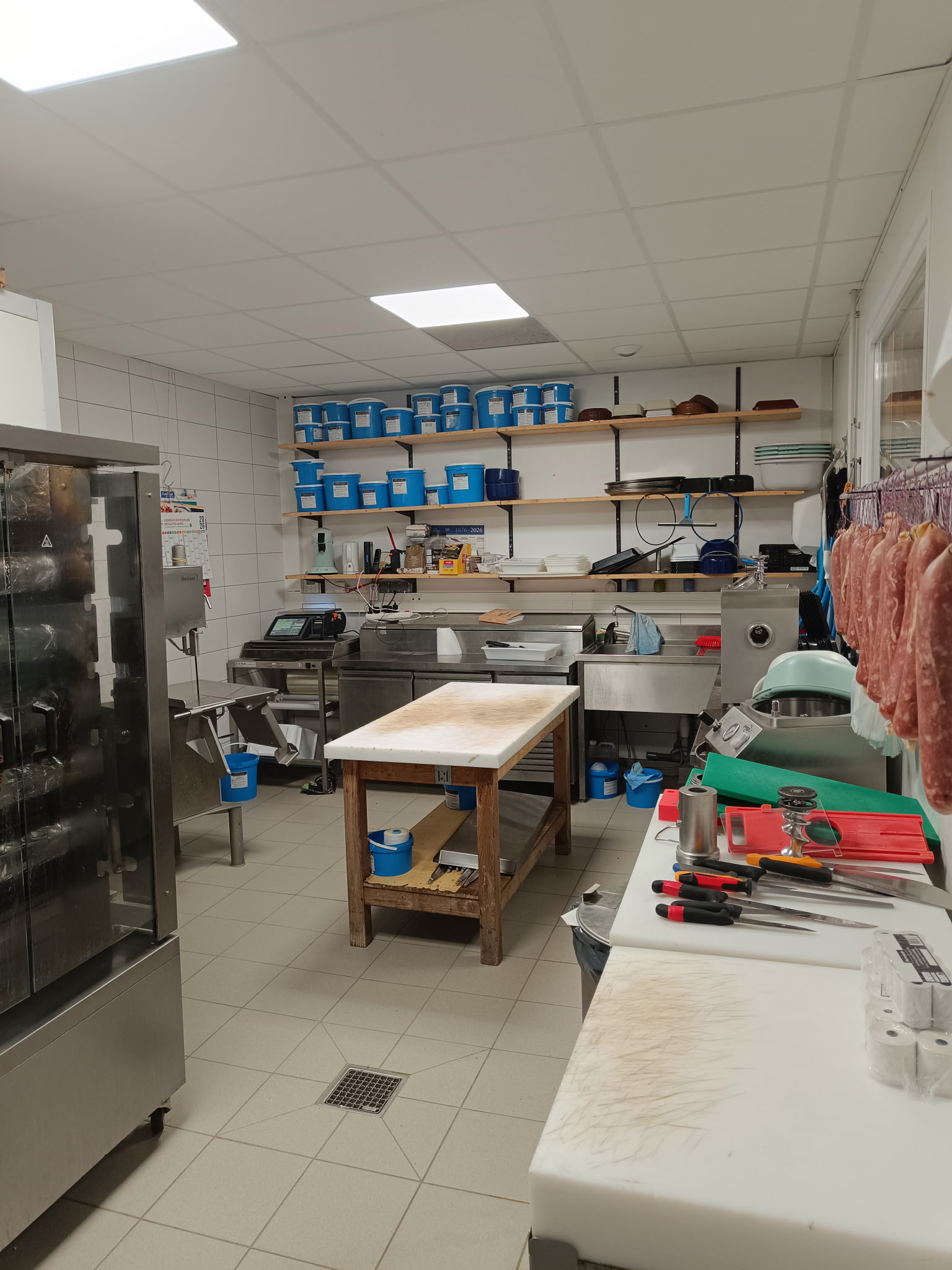 Très belle boucherie/Charcuterie/Traiteur située au coeur d'une station de ski familiale réputée.
Commerce moderne, locaux récents (83 m2), agencement complet (surface commerciale et laboratoire). Affaire idéale pour couple professionnel en recherche d'un cadre de vie idéal et performance commerciale assurée (sans concurrence. Clientèle fidélisée locaux et touristes)
CA moyen :518000€....Marge brute :36%....EBER: 100 000€
Bail commercial échéance 2029...
Loyer mensuel: 713€HT+ Charges(650€/An)