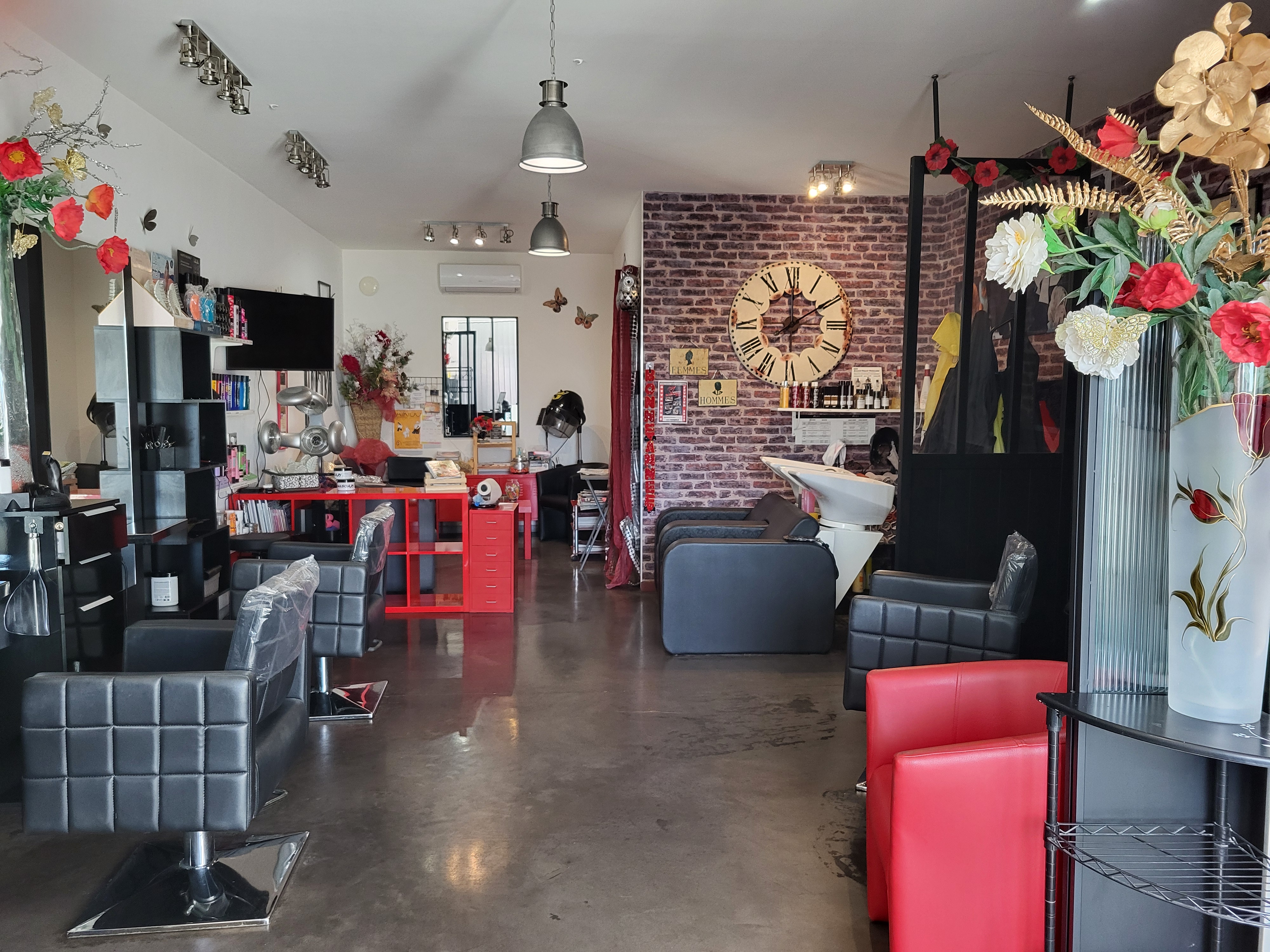 Pour des raisons personnelles, je vends mon salon de coiffure ( fond de commerce)tout équipé. 
Il se situe en Provence verte à  cotignac, village très touristique (un des plus beaux villages de France)qui bénéficie d'un cadre de vie très agréable entre la mer le verdon et les montagnes. 
Dans une zone artisanale et commerciale.
 Emplacement idéal sur un axe passant très fréquenté .
D'une superficie de 50m², 3 postes de coiffages, 2 bacs...
Reserve :
Lave linge, sèche linge, frigo....
Parking juste devant. 
Possibilité de développer avec coin barber où esthétique. 
Très bonne clientèle,entreprise saine,tenue plus de 10 ans ,très forte demande croissante. 
Sans personnels (apprentie en fin de contrat)
Loyer 600€ TTC
Pour plus de renseignements merci de contacter 
06 42 45 93 43 
(Pas sérieux s'abstenir)