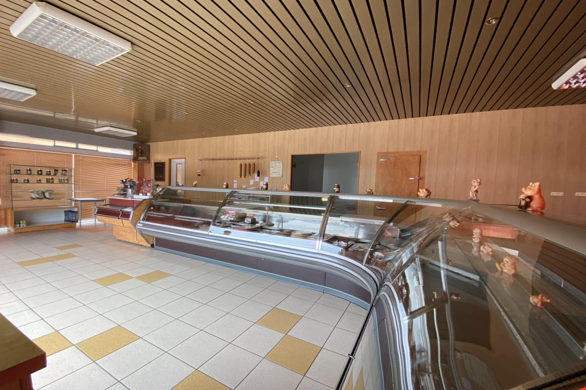 A vendre fonds de "charcuterie-traiteur" en centre-ville touristique en bord de mer. Entreprise bénéficiant d'une très belle notoriété. Grand espace commercial et lumineux avec vitrines réfrigérées. Local aux normes accessibilité. Grand laboratoire équipé (2 frigos-3 fours-1 piano-1 rôtisserie-2 congélateurs-tables inox-5 caissons isotherme-vaisselle) et un fourgon. Aucun travaux à prévoir. Activité "traiteur-réception" et rayon "boucherie" à développer. Parking privatif pour la clientèle.  CA moyen 310 000?.
Possibilité d'achat des murs commerciaux et de l'habitation située au-dessus du commerce  (logement de 130m² :3 chambres- 1 bureau -cuisine-salon-sdb-WC)