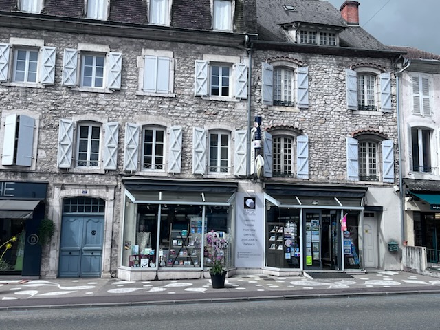Maison pierre de taille centre ville près parking avec librairie en location.
Quercy/Périgord.  14kms Rocamadour, 23 de Sarlat.....
Magasin rez-de-chaussée de chaussée + grandes réserves.
Habitation au_dessus sur 2 étages. 4 chambres. 2 salles de bain. 1 dressing. 1 véranda et sa terrasse. 
Temps sud ouest tempéré.
Maison libre, commerce, 1 an de bail.