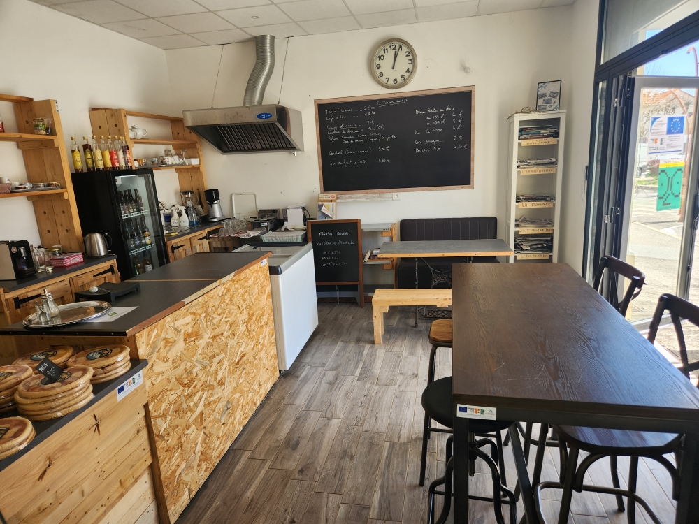 Vente de produits en direct des producteurs
Epicerie généraliste
Possibilité de developper la vente à emporter et sur place
LIcence 3 (alcool jusqu'a 18°)
Vente des murs 158m² et matériel d'exploitation compris