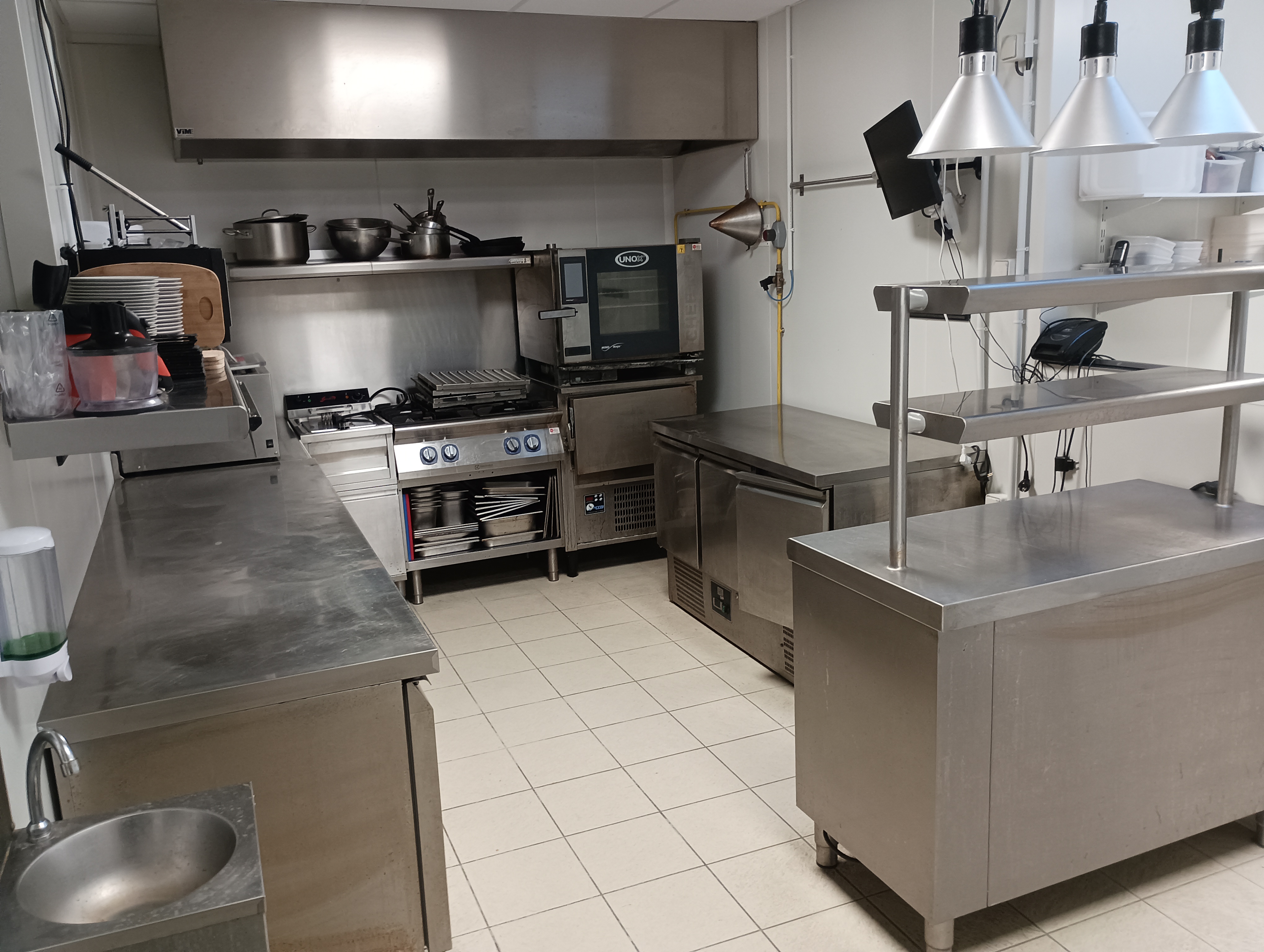 La Commune de Neuillé dans le Saumurois (Maine et Loire) est propriétaire d'un établissement Bar Restaurant avec un logement au 1er étage de 3 pièces. 
Tout le mobilier (bar, tables, chaises, matériel de cuisine...) est à disposition des futurs locataires.
Neuillé est un petit village de 1 000 habitants à 10 km de Saumur et à 5' de la sortie d'autoroute A85. 
Une Zone artisanale est à 3km du centre bourg avec de nombreuses entreprises.
Nous recherchons des gérants qui s'investiront dans la vie du village par des animations régulières, et surtout qui auront un grand sens de l'accueil et de l'hospitalité.
Le Loyer de 6OO€ est mensuel tout compris, un prix de pas de porte sera fixé entre les deux parties.