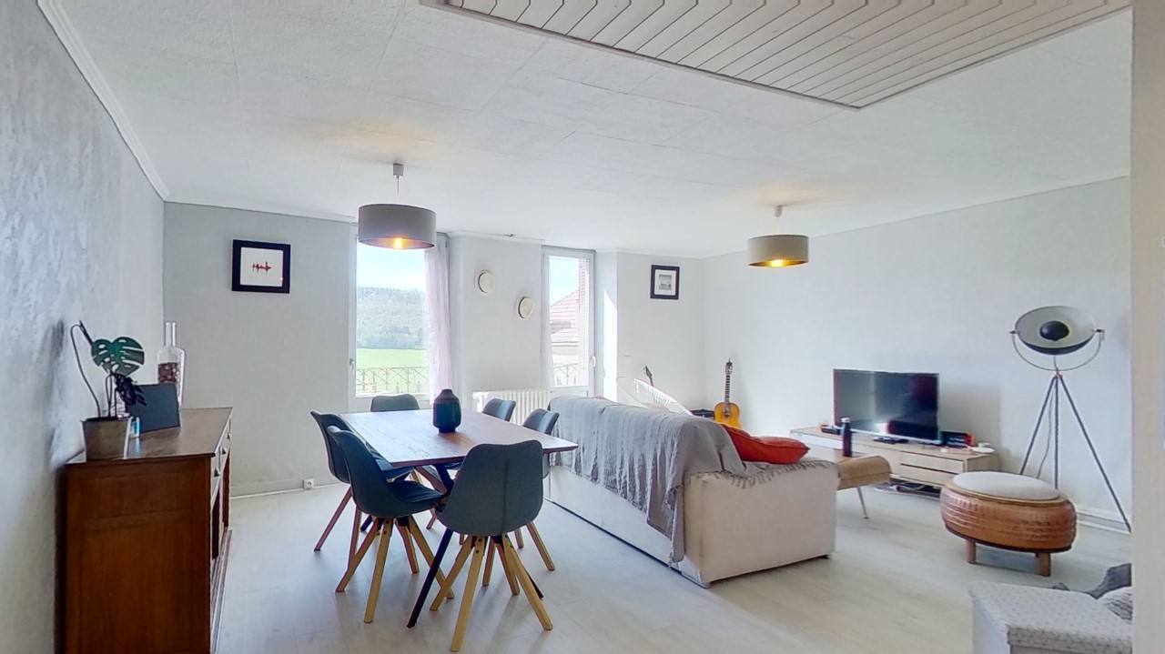 Restaurant bar traiteur de village avec toutes commodités . ( Ecole , crèche , médecin , dentiste , supérette boulangerie et bien d’autres ) sur saint Julien , commune de Val suran . Cette dernière se situe à 35km de Bourg en Bresse et 35km de Lons le saunier . 1h30 de Lyon . 

Restaurant composé de 2 salles , ( 40 couverts ) plus une terrasse pouvant accueillir 12 personnes . D’une cuisine professionnelle tout équipée , avec un four à pizza qui a très peu servi . 
Horaires actuelles : Du Mardi au Vendredi Midi . Grosse possibilité de développement sur les soirs et week end . Service traiteur actuellement les week end . Aucuns contrats sur le matériel en place . Affaire saine , nous souhaitons vendre pour partir sur d’autres projets pro . Pas de salariés à reprendre . 

Un appartement de fonction refait d environ 115 m2 , avec 2 chambres , dressing , grand séjour salle à manger et cuisine équipée .  Chaudière à granule neuve (-de 7 ans )  .  

Possibilité de créer un autre appartement d environ 115 m2 ou chambres pour faire « gîtes . De multiples possibilités s offre à vous . Nous vendons le mur et le fond , indissociable .


Je reste disponible pour tout complément d’informations . 

Cordialement