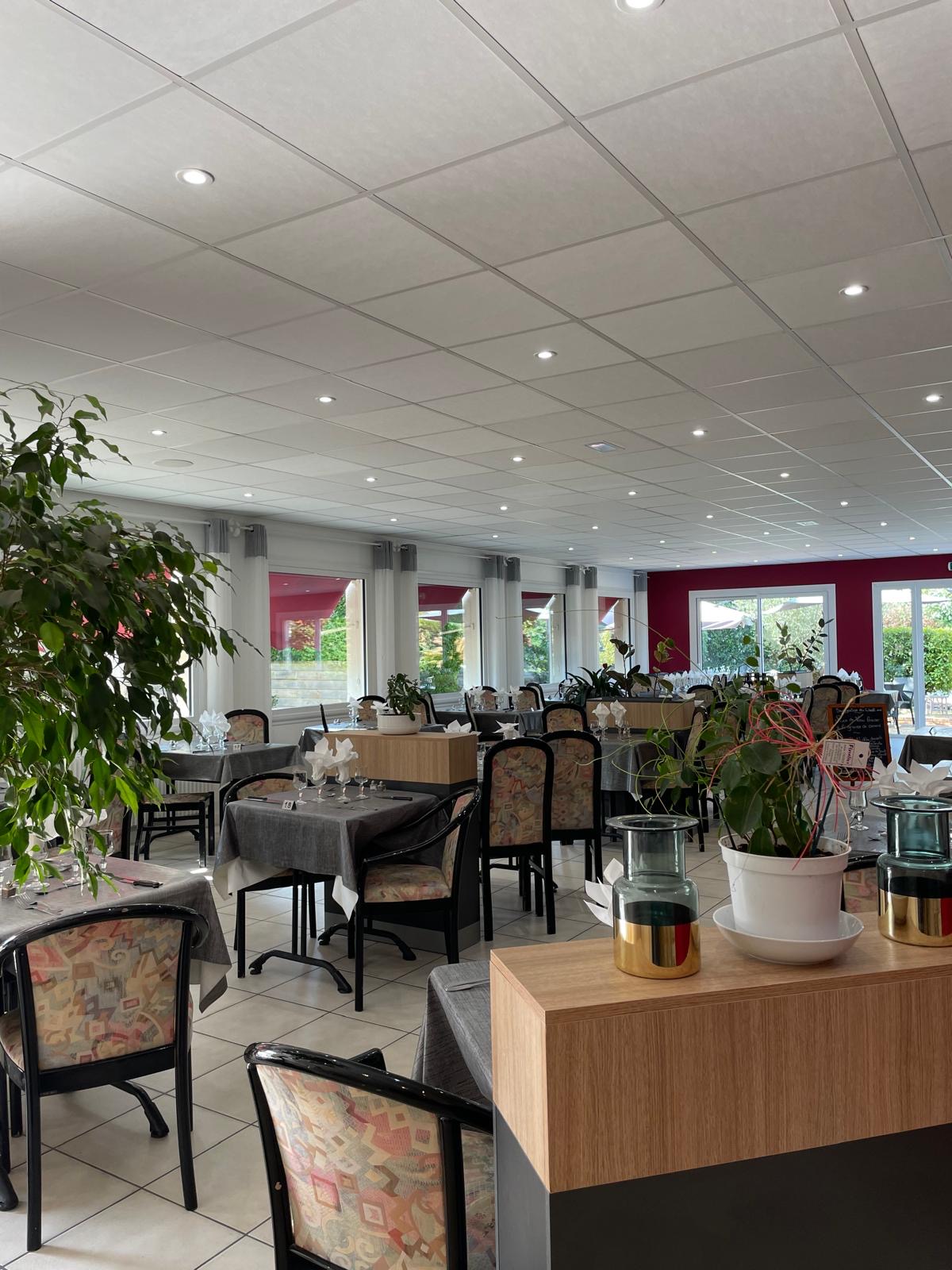 L’etape gasconne  Lot et Garonne limitrophe Dordogne Gironde  Vente mur et fond de commerce d'une magnifique entreprise familial, activité pérenne et suivi avec un fort potentiel de développement. Peu de concurrence et un savoir faire reconnu pour cet établissement situé dans sur la place centrale d’un village de caractère, calme et touristique. Ses commerces, son château. Village entièrement rénové en 2024   Charmant Hôtel Restaurant familial tenue depuis 3 générations et désormais en quête d'un repreneur afin de faire perdurer cette institution régionale suite à retraite.   RDC Restaurant: Salon/Bar donnant sur la place du village entièrement rénové.  Entrée du Restaurant, son accueil, salle de restaurant de 90 places climatisé donnant sur le jardin et sa piscine. Deux terrasse pouvant accueillir jusqu'à 100 couverts. Salle de séminaire/petit déjeuner Cuisine professionnelle. Toilettes H et F, PMR  RDC Hôtel: Entrée de l’hôtel sécurisé pour accès premier étage et deuxième étage.  Salle de petits déjeunés. Au total c'est 18 chambres dont 13 climatisées, certaines avec balcon.   Eau de ville. Puits.Tout à l’égout. Chauffage central au fuel. Double vitrage tout le RDC neuf.   Terrasse Hotel :  Piscine 12×5 au chlore, résine neuve ainsi que le moteur de la piscine. Jolie jardin qui pousse à la détente.   Dépendance pouvant servir de logement, extension ou hébergement saisonnier: 1 Maison bourgeoise, d’environ 250m2, demandant à être réhabilité, sur jardin. 3 niveaux.  renseignements complémentaire possibles , seulement profil sérieux . Photos sur le site internet.