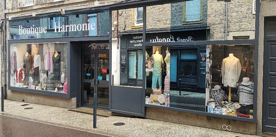 Description :
Commerce situé à RENAISON, commune de 3 046 habitants,
pôle économique de la Côte roannaise disposant de très
nombreux commerces et services, à 12,2 km de Roanne.

Activité :
Prêt à porter et lingerie homme et femme, rayon layette.
Commerce créé en 1986. Vente : cause départ en retraite.

Locaux :
Magasin avec de grandes vitrines, situé dans une rue commerçante. Stationnements devant
le magasin. Locaux d’environ 100 m² dont 75 m² de boutique et 25 m² de réserves, bureau et
sanitaires, possibilité d’augmenter la surface de vente.

Equipements :
Rayonnages, meubles de présentation, caisse avec logiciel de vente.

Prix : *fonds : 85 000 €
*stock (reprise à voir) *loyer : 737 € / mois

Aides financières : Accompagnement personnalisé des porteurs de projets par les services de Roannais Agglomération. Possibilité d'accompagnement du conjoint. Aides à l'investissement (30 %) Région et Roannais Agglomération. Prêts d'honneur et garantie de prêts en lien avec Initiative Loire et Loire Active.

Contact / Renseignements : Jean-Claude DUCARRE
 Par courriel : jcducarre@roannais-agglomeration.fr
 Par téléphone : 06 20 76 35 39 ou 04 26 24 90 82