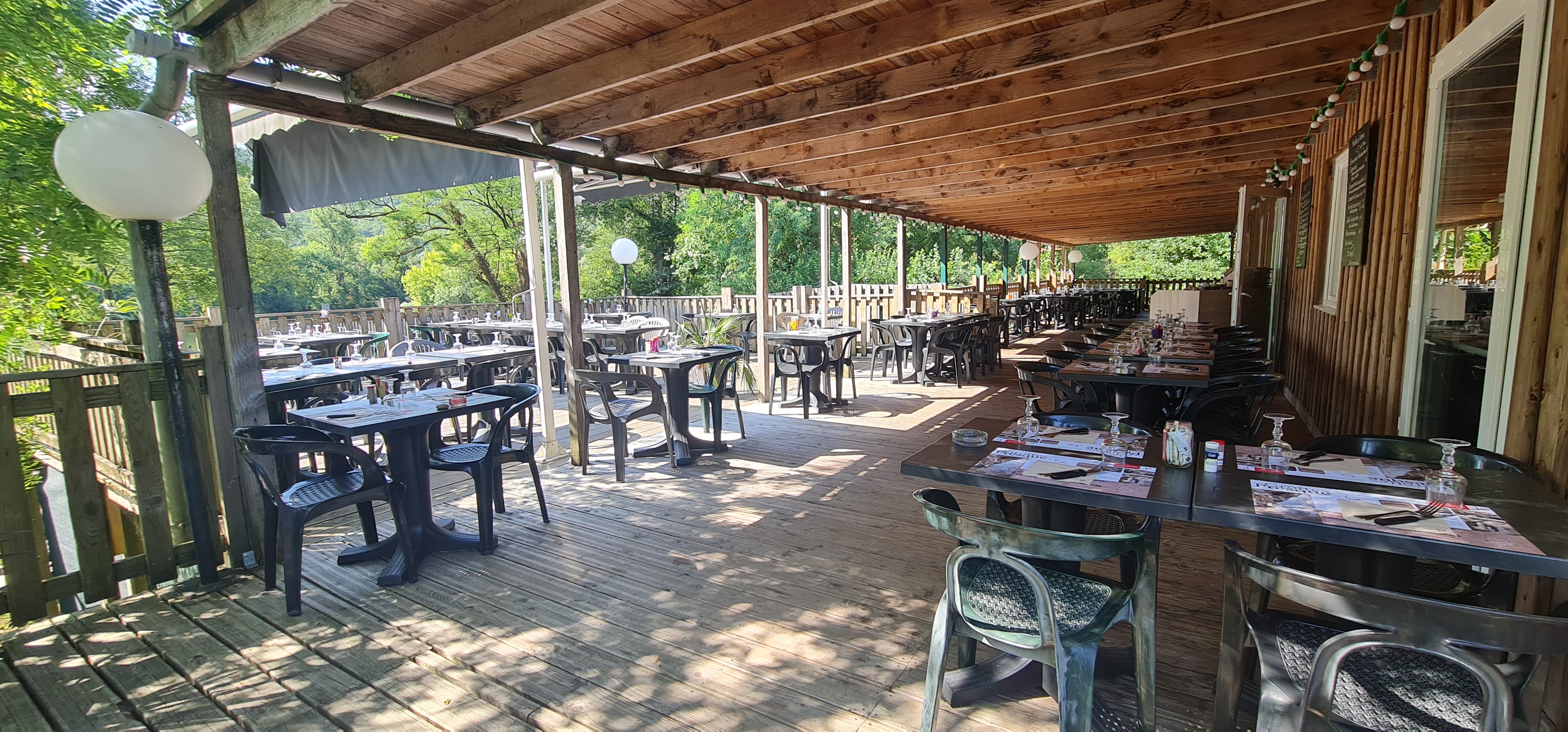 Dans la région, qui ne connaît pas La gabare ?!
Situé à Vayrac, ce restaurant familial a une très bonne critique sur différents sites et son chiffre d'affaire, déjà intéressant, est en continuelle progression. Actuellement il fonctionne avec 6 personnes (3 en cuisine et 3 au service).
Construit en 1979, il est en bon état et dispose d'une cuisine équipée avec entre autre un four mixte. Côté Bar, il bénéficie d'une pompe à bière, d'une machine à glaçons, d'un lave-verres séchant...
La salle de restauration de 60 couverts est très agréable et chaleureuse.
À l'extérieur, vous trouverez une terrasse couverte accueillante d'une capacité de 130 couverts et avec un coin salon conviviale.
Le sous-sol est un espace de rangement nécessaire. 
Implanté sur un beau terrain  de 2227 m² avec places de parking, il possède sa propre piscine pour profiter des journées ensoleillées. Vous apprécierez également le calme ambiant de la localisation. 
Situé au cœur de la nature, saisissez cette incroyable opportunité d'acquérir ce beau restaurant en bordure de Dordogne !