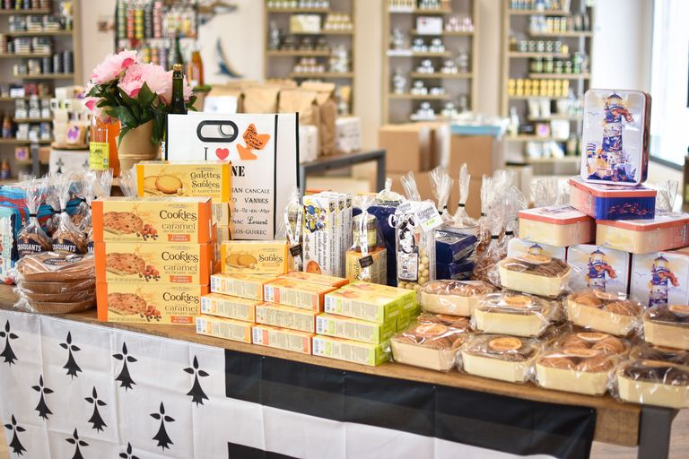 Fonds de commerce magasin spécialisé Breton dans les Côtes d'Armor, (épicerie fine, prêt à porter, décoration d'intérieur, senteurs, cosmétiques). Très beau magasin, très propre et très agréable sur une surface de 475M2 avec réserve et bureau, parking avec place PMR, emplacement route des plages. 
Magasin refait à neuf avec parquet, éclairage leds, chauffage. Loyer 3 300€TTC
Prix vente 29 000€ tout équiper (meubles, informatique, rayonnage, clé en main) + stocks en option.
1 CDI 30H + 1 alternance jusqu'à fin août 2025.