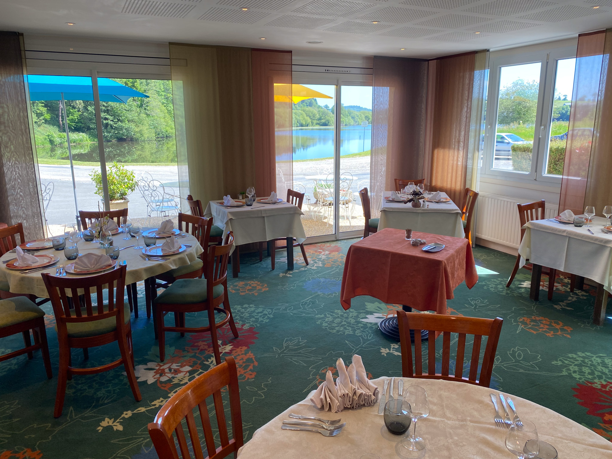 Restaurant traditionnel situé en centre bretagne face à un étang de 13 hectares
Restaurant une entrée sur accueil avec réception avec une cheminée au gaz 
- une salle de 35 couverts
- une salle de 32 couverts
- une salle de 25 couverts
- une cuisine professionnelle équipée (plonge - patisserie - chambre froide - cave - buanderie)
- Accès handicapée
- Normes sanitaires
- Bac à graisse
- Chauffage au fuel et gaz
- Carport avec places pour deux voitures privées
- Pièce à l'étage avec douche et toilettes pour le personnel

A l'étage, une partie privée avec une entrée salle-salon, cinq chambres, salle de bain - toilette, un grenier

ouvertures doubles vitrages - Assainissement individuel aux normes