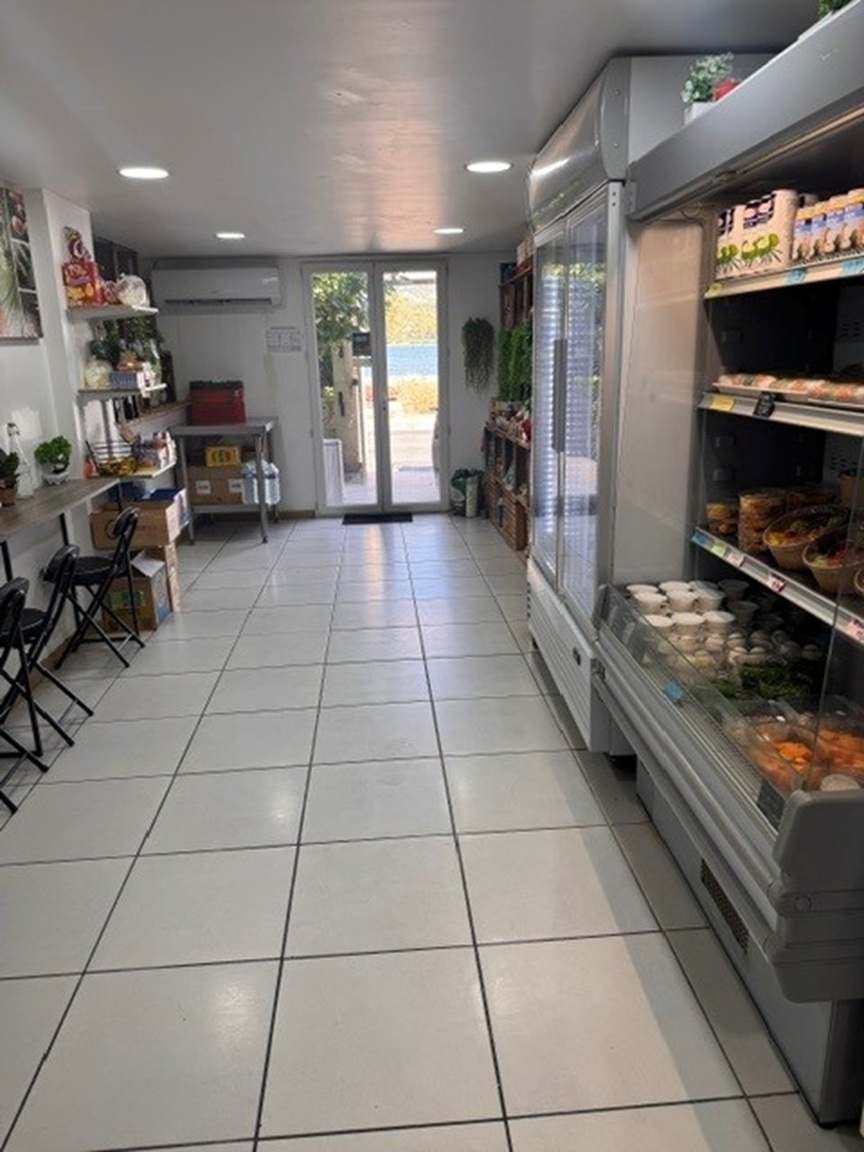 À céder, fonds de commerce de restauration à emporter et traiteur spécialisé dans la cuisine thaïe, situé dans une station balnéaire du littoral audois.

 

Grâce à son positionnement différenciant et la qualité de sa cuisine, l’établissement bénéficie d’une excellente réputation et d’une clientèle locale fidélisée. Il profite également d’un potentiel de clientèle saisonnière important grâce à la forte attractivité touristique du secteur, particulièrement en période estivale.

L’offre est diversifiée avec restauration sur place et à emporter, activité traiteur, épicerie thaï/asiatique et vente de vins. L’établissement dispose de 38 places assises, en intérieur et extérieur.

Le local de 42m², entièrement rénové en 2022 et climatisé, comprend une cuisine professionnelle équipée, un espace épicerie/cave, une réserve et une petite cour privative. Le matériel est récent et en parfait état de fonctionnement. Un nouveau bail commercial sera établi à la reprise, avec un loyer de 1 450€ par mois.

L’activité est exploitée à l’année et présente encore des possibilités de développement, notamment par le développement de la restauration sur place.

 

Chiffre d’affaires 2025 : 116 500€ - EBE 2025 : 28 000€

Prix de cession du fonds de commerce : 150 000€

 

Une belle opportunité pour un couple ou un duo de repreneurs souhaitant s’investir dans une activité de restauration à taille humaine, bénéficiant d’un positionnement différenciant et d’un réel potentiel de développement.

Annonce gérée par la Chambre de Commerce et d'Industrie de l'Aude.