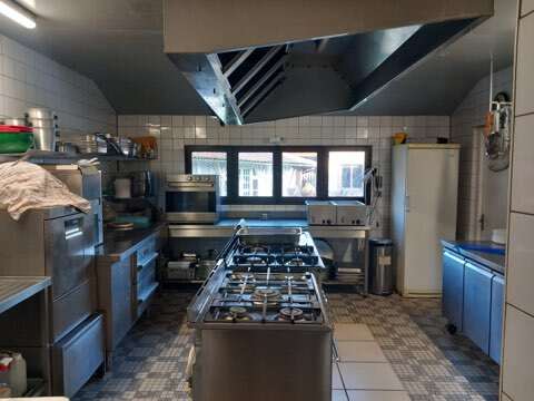 A vendre fond de commerce bar restaurant avec licence 4 dans village Solognot,  

Je vends le bar restaurant de 130m2 où règne une ambiance familiale, 
L'établissement se compose d'un bar équipé de 4 tables de 6 personnes + 1 grande cheminée non tubée ainsi que des toilettes.
d'une belle salle de restaurant de 10 tables de 4 personnes, 2 tables de 2 personnes, et 1 table de 1 personne.
1 terrasse extérieure de 14,21 m2 + toilettes PMR
1 cuisine bien équipée et fonctionnelle, et une arrière cuisine

Il y a un bail en cours jusqu'au 31 juillet 2027 à renouveler, 
le loyer est de 551.00 € 
compter en plus l'eau et l’électricité

Ce bien est à 15 minutes de Sully-sur-Loire, 25 minutes de Gien, 25 minutes d' Aubigny-sur-Nère et 25 minutes de Lamotte Beuvron 

N’hésitez pas à me contacter pour de plus amples informations.