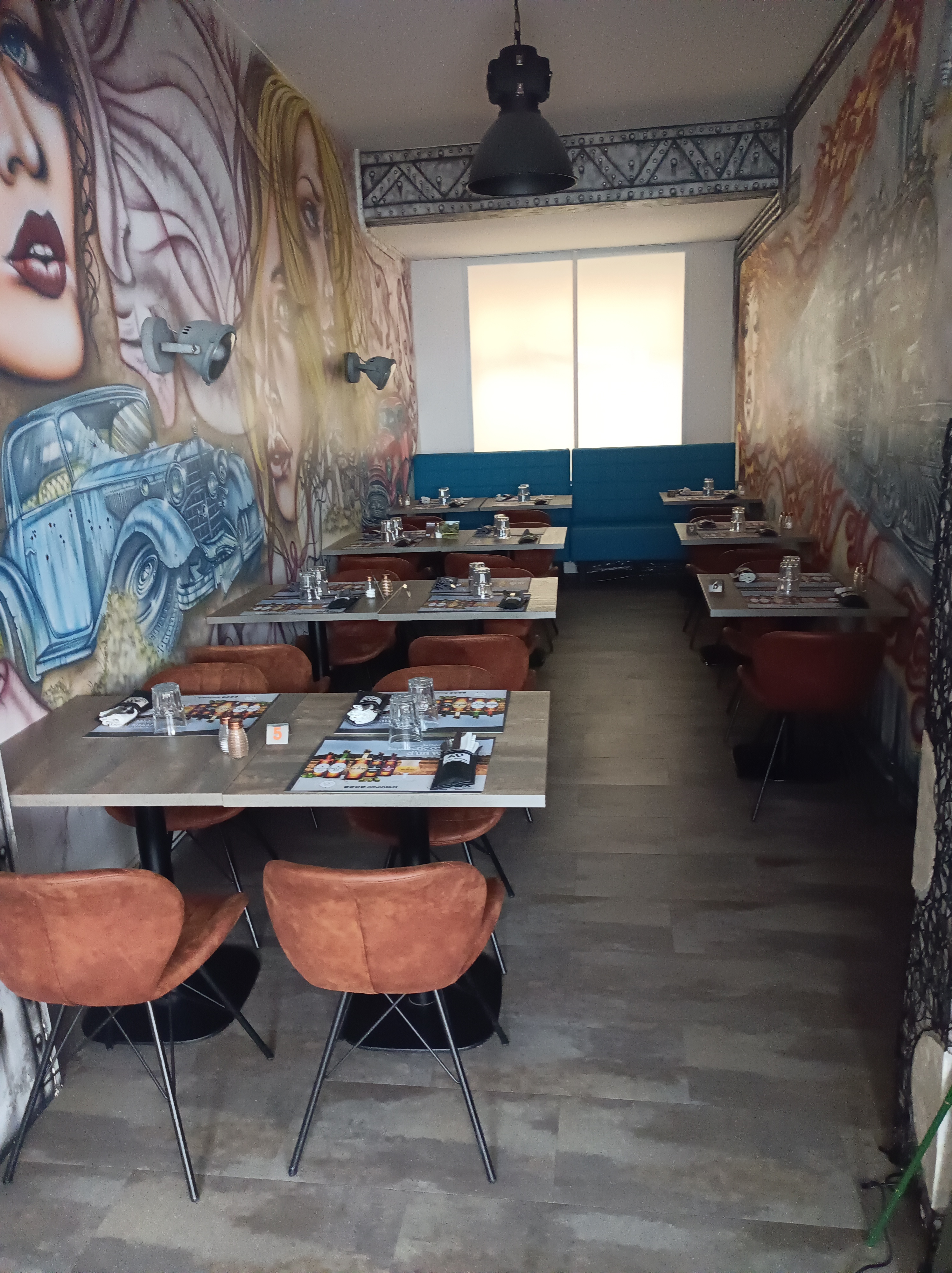 A SAISIR
FONDS DE COMMERCE HOTEL-RESTAURANT avec licence IV situé dans un emplacement stratégique au coeur de Cassel, élu village préféré des français, cet établissement hôtel-restaurant bénéficie d'une excellente visibilité et d'une clientèle fidèle, composé à la fois de touristes et de professionnels
Cet hôtel sur trois étages est composé de six chambres rénovées, entièrement équipées et bien entretenues
Le restaurant a une capacité de 36 couverts, avec possibilité d'une terrasse extérieure en accord avec la mairie.
Au dernier étage, vous trouverez un grand appartement d'environ 80m².
Équipements : chauffage central au fuel, cumulus 300l, réserve, chambre froide,
Le loyer mensuel est d'environ 2500 euros.