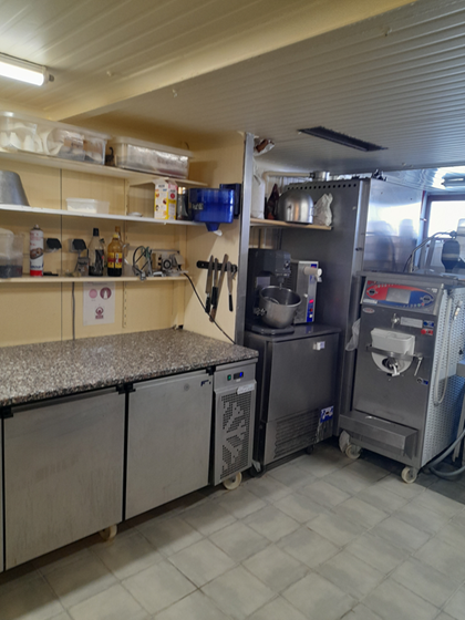 Nous vendons notre commerce en raison d'un départ à la retraite.

Le local est très spacieux avec un espace de travail pour la boulangerie, la pâtisserie, la viennoiserie et même pour le chocolat ! 
Nos équipements sont nombreux et entretenus. 
Point important : il n'y a aucun travaux à prévoir.
Le laboratoire pâtisserie, le local viennoiserie et le magasin sont climatisés. 
Un parking client est à côté de la boulangerie et facilement accessible.
Il y a également un appartement de type T4 sur place avec un jardin clos, une cour et un garage.

Au plaisir de vous faire visiter notre belle boulangerie !