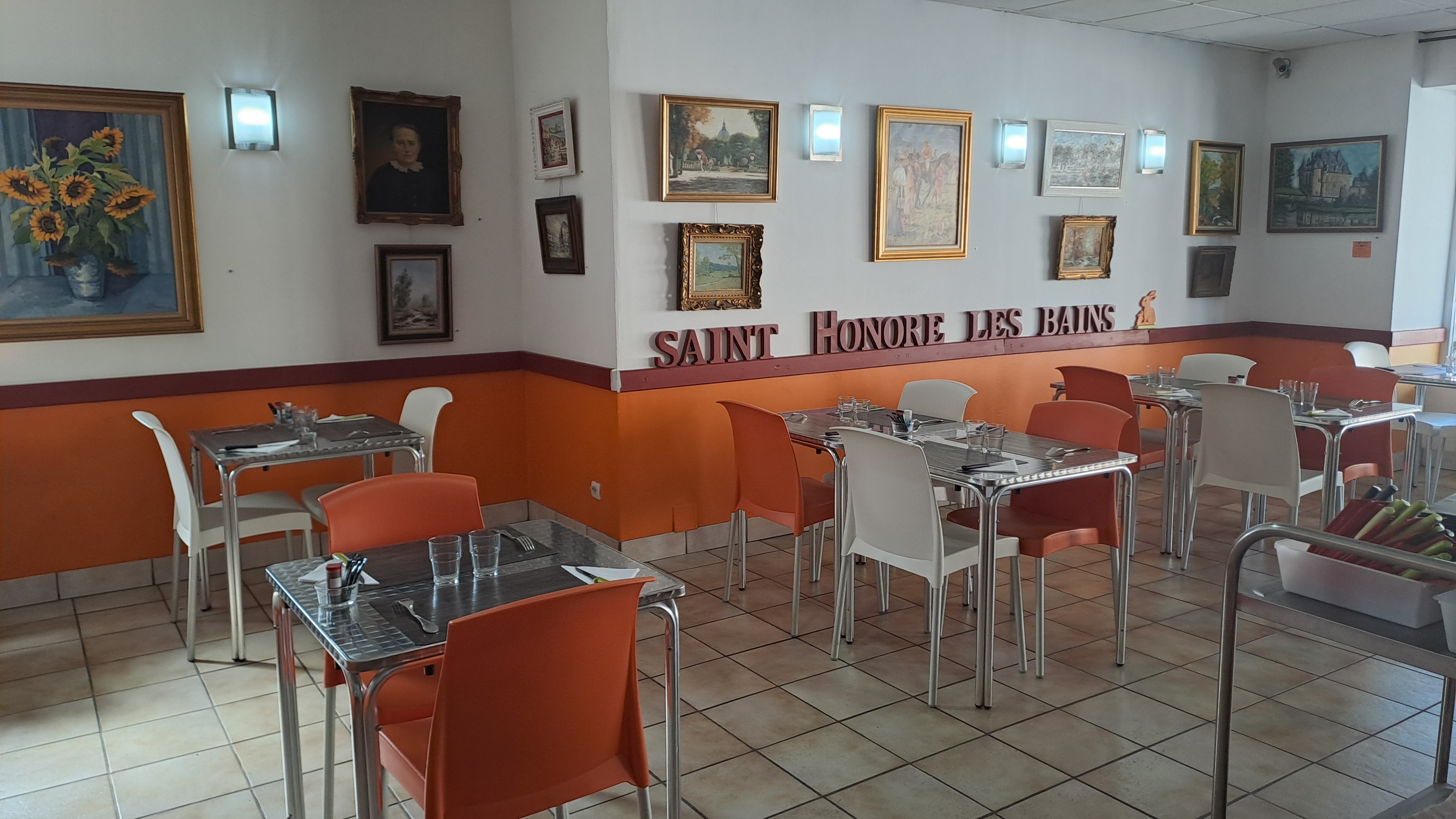 Vous êtes un(e) professionnel(le) passionné(e) ?
Vous souhaitez vous impliquer dans la vie d’une commune dynamique et attractive ?
Vous souhaitez reprendre un établissement emblématique et réputé ?
Vous recherchez un cadre de vie de qualité ?

Devenez gérant(e) du restaurant pizzeria Le Don Camillo, emblématique à Saint-Honoré-les-Bains (58), la station thermale du sud Morvan !

L'ENTREPRISE
Installés depuis 18 ans, les gérants souhaitent partir en retraite et céder cette pizzeria incontournable. Clientèle fidèle ou de passage, curistes et estivants venus des quatre coins du globe se côtoient durant la saison estivale dans ce restaurant. 

Clé en main, sans investissement à prévoir, emplacement idéal en plein coeur du bourg, cette entreprise offre un potentiel exceptionnel. 
Chiffre d'affaire constant de 90 000 € annuel (avril à fin octobre) avec possibilité d'ouvrir à l'année et développer l’activité bar, non exploitée actuellement.

Vous bénéficierez du contact avec les habitants attachés à leurs petits commerces et au cadre de vie qu'offre le village de Saint-Honoré-les-Bains, orienté vers le tourisme vert et le thermalisme.

 
DESCRIPTION DE L'ETABLISSEMENT
Etablissement spécialisé dans la restauration rapide, pizzeria, avec vente de plats sur place et à emporter.
Accessibilité personne à mobilité réduite.
Actuellement activité saisonnière ouvert d'avril à septembre avec un important flux lors de la période estivale. Capacité maximale de 50 couverts en intérieur (actuellement 26 couverts) et terrasse en sus.
Actuellement 2 exploitants au sein de la structure sans personnel.
Surface de vente 105 m², stockage 100 m² labo 42 m².

Matériel complet et fonctionnel avec un four à pizza électrique, chambres froides tropicalisé, saladette, laminoir, pétrin, piano... Pas d’investissements à prévoir.
Présence d’une licence IV incluse dans le fonds de commerce.


CONDITIONS COMMERCIALES
Prix de vente des murs : 190 000 €
Prix de vente du fonds de commerce : 65 000 €
Soit un total de 255 000 €

Possibilité de location du local : 770 € par mois

Possibilité d’acheter les murs avec trois logements à l’étage (2 deux pièces loués & 1 duplex libre à la location). Le bâtiment perçoit actuellement 22 200 € de loyer annuellement sous forme de SCI, taxe foncière 2 059 €.


LOCALISATION
Saint-Honoré-les-Bains (700 habitants), unique station thermale et unique station classée de tourisme de la Nièvre, est nichée dans un cadre naturel exceptionnellement préservé, au cœur du Parc naturel régional du Morvan. Surnommée “la station qui guérit”, elle est reconnue pour ses eaux thermales aux vertus curatives sur les voies respiratoires et apaisantes sur les rhumatismes. Elle est aussi tout naturellement propice aux soins de remise en forme et de bien-être.
Station à taille humaine, Saint-Honoré-les-Bains est une destination idéale en famille, qui possède toute la grâce d’une ville d’eau et le charme de la campagne. Avec son établissement thermal à l’architecture néo-classique, pour une cure ou un moment de détente, venez profiter des bienfaits de ses eaux thermales.

Saint-Honoré-les-Bains est connue depuis l’antiquité, mais c’est surtout à la fin du 18ème siècle que bourgeoisie parisienne et artistes s’y retrouvent pour chouchouter corps et esprits.
Aujourd’hui encore, il flotte dans l’air ce léger parfum suranné et il suffit de passer devant l’une des nombreuses villas « Belle Époque » pour remonter le temps. Une architecture à découvrir au fur et à mesure de vos balades en ville et en premier lieu à travers le bâtiment des Thermes et son superbe parc.
Un environnement sain dénué de toute pollution, allié à un riche patrimoine architectural… Saint-Honoré-les-Bains a de nombreux atouts pour vous faire goûter au tourisme durable !

Saint-Honoré-les-Bains est un village attractif et dynamique, inscrit dans le programme Villages d’avenir, piloté par l’Agence nationale de la cohésion des territoires (ANCT). 

 
DANS LE VILLAGE
    Professionnels de santé, pharmacie
    Thermes
    Casino
    Cinéma
    Campings, gîtes, meublés de tourisme     
    Restaurants
    Commerces divers (supérette, jardinerie, boulangerie, concept-store, coiffeurs, garages, etc)
    Marché le jeudi matin
    Services (bureau de poste, taxis, artisans, réparation informatique, office de tourisme, maison France Services)
    Artistes
    Ecoles
    Equipements culturels et sportifs, dont piscine municipale
    Associations diverses
    Médiathèque et pôle de convivialité

INFORMATIONS 
Découvrez plus d'informations sur le territoire en visitant les sites internet de la Communauté de Communes Bazois Loire Morvan, de l'office de tourisme Rives du Morvan et de Saint-Honoré-les-Bains :
https://www.bazoisloiremorvan.fr/
https://www.rivesdumorvan.fr/
http://www.st-honore-les-bains.com/