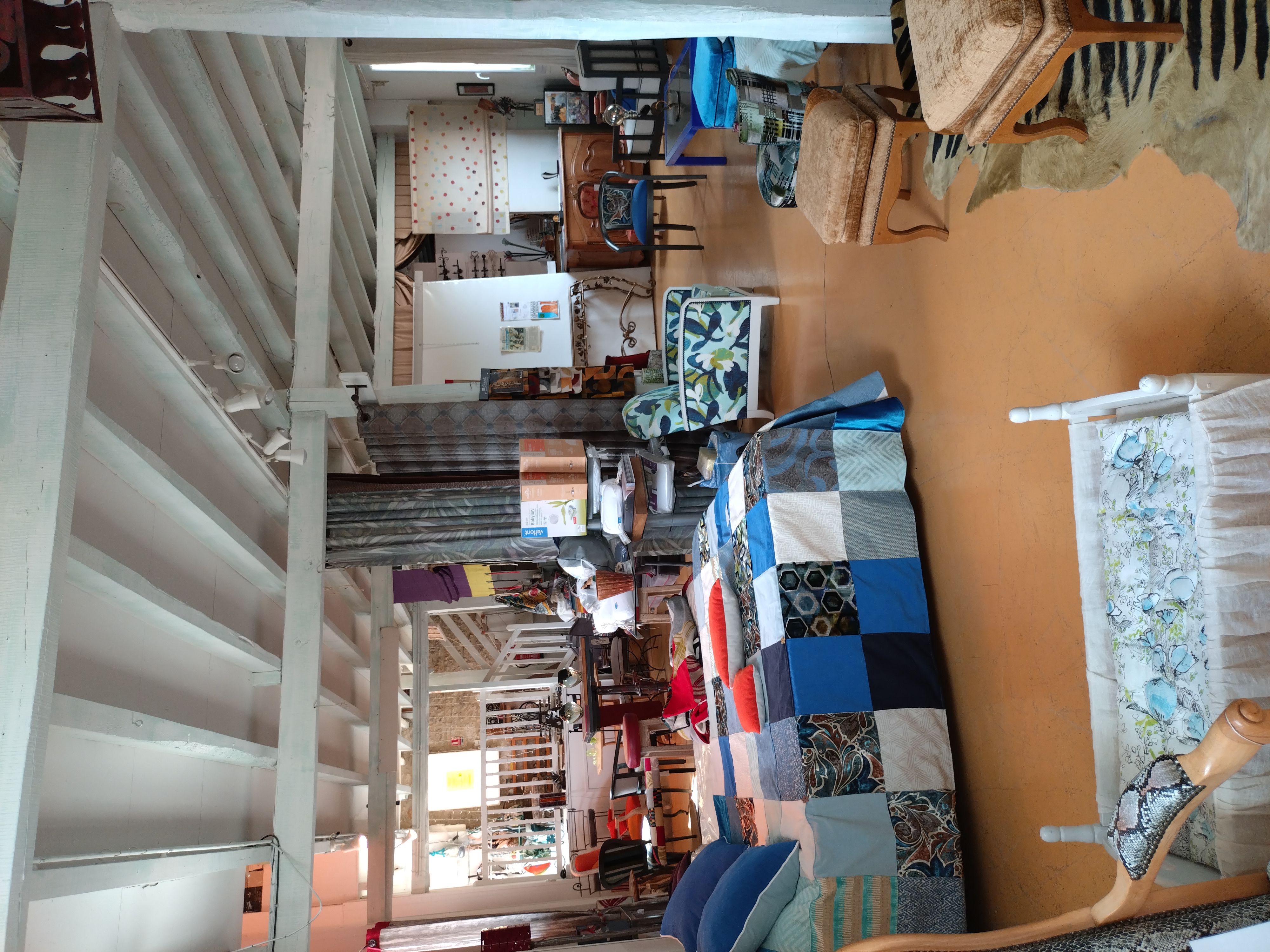 Atelier Tapissier Décorateur Mur + Fond
Atelier sur 2 niveau 2 x 130 m² Showroom en RDC et Atelier à l'étage 
1 atelier couture et un atelier siège avec espace de stockage .
Situé sur axe passant 
Bon Chiffre d'affaire, clientèle fidèle.
Accompagnement assuré . (Départ retraite )