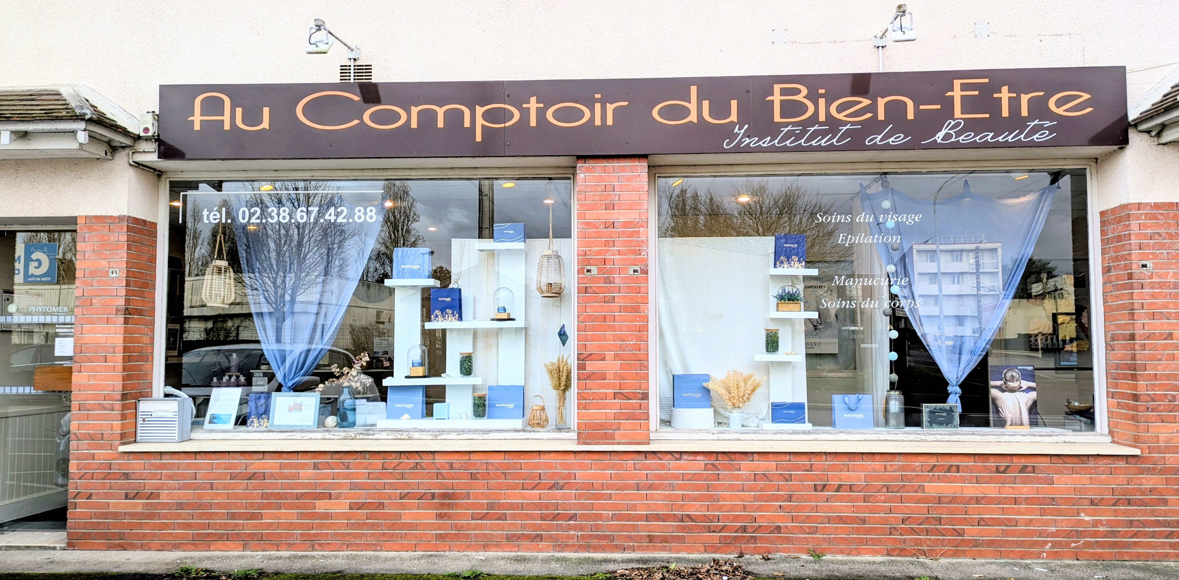 ENVIE DE QUITTER LE STRESS DES GRANDES VILLES POUR DEVENIR VOTRE PROPRE PATRON DANS UN CADRE DE VIE PRIVILEGIE ?

Situé à Gien (Loiret), charmante ville touristique et dynamique mondialement connue pour sa faïencerie et ses bords de Loire, je cède mon institut de beauté indépendant. Une opportunité rare, idéale pour une esthéticienne souhaitant s'installer à son compte ou un couple en reconversion professionnelle, à seulement 1h30 de Paris (accès direct par l'autoroute A77 ou par le train Gare de Bercy).

POURQUOI CET INSTITUT EST UNE OPPORTUNITE IDEALE :

-Rythme de vie privilégié (35H) : L'établissement est actuellement exploité sur une base de 35 heures par semaine. Vous reprenez une affaire saine et rentable, tout en conservant une vraie qualité de vie et du temps pour vous, loin des rythmes parisiens épuisants.

- Gestion saine et autonome : L'établissement est actuellement exploité sans employé. Vous reprenez une affaire à taille humaine, libre de toute charge de personnel, avec une clientèle fidèle, régulière et locale.

- Emplacement stratégique et stationnement privilégié : Situé hors de l'hypercentre, l'institut bénéficie d'un grand parking gratuit et facile d'accès juste devant la porte. Un atout majeur à Gien, où la clientèle fuit le centre-ville à cause des difficultés de stationnement. Ici, vos clientes se garent sans stress, ce qui booste la fréquentation.

- Zéro frais à prévoir & Loyer bas : Les locaux sont chaleureux et bien entretenus. Le loyer commercial est attractif pour la région 720€ ce qui vous garantit des charges fixes légères.

DESCRIPTION DES LOCAUX ET EQUIPEMENTS HAUT DE GAMME :

L'institut comprend un bel espace d'accueil/boutique lumineux et 4 cabines de soins spacieuses (fort potentiel de développement si vous souhaitez élargir les horaires ou vous associer) :
- 1 cabine équipée d'un SpaJet professionnel (idéal pour les soins du corps et la relaxation).
- 1 cabine équipée d'un solarium UV (aux normes en vigueur).
- 2 cabines polyvalentes pour les soins du visage, massages et épilations.
- 1 espace onglerie tout équipé.

Tout le matériel professionnel nécessaire à l'activité est inclus dans la vente. Aucune franchise : liberté totale de vos marques et tarifs.

LE PLUS POUR VOTRE INSTALLATION :
Habitant la région, je propose un accompagnement sur mesure lors de la reprise pour vous présenter la clientèle et vous assurer une transition sereine et réussie.

ELEMENTS FINANCIERS :
- CHIFFRE D'AFFAIRES : 65 000€ en moyenne (derniers bilans sur demande)
- PRIX DU FONDS DE COMMERCE : 34 900€

Saisissez l'opportunité de conjuguer réussite professionnelle et douceur de vivre au cœur du Loiret. Premier contact par mail ou téléphone pour échanger sur votre projet.