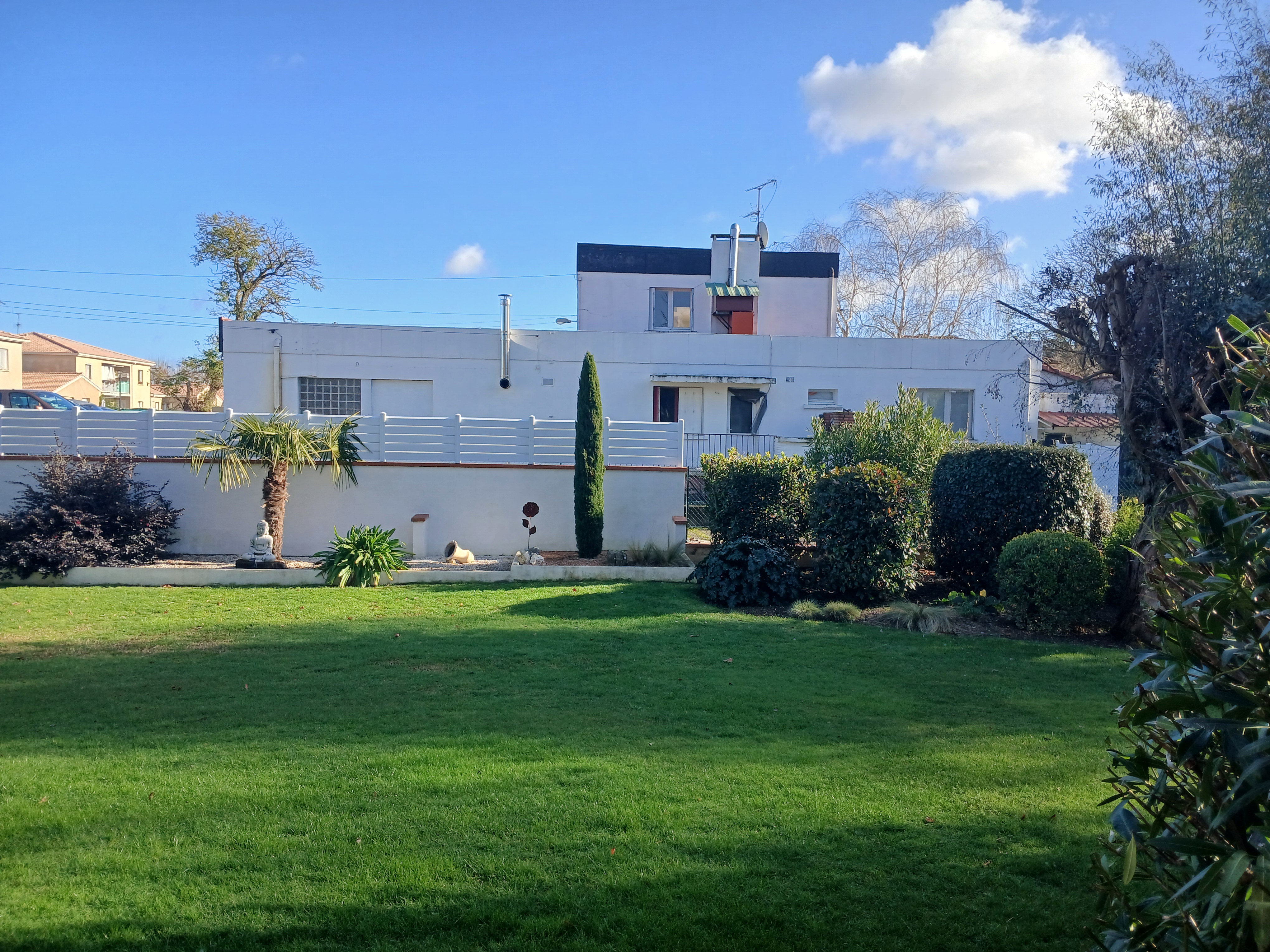 Loue murs commerciaux d'un restaurant de 400 m2 sur un terrain clos de 2600 m2. Nombreuses dépendances, avec un appartement de fonction à l'étage de 85 m2. Grand parking privé et très jolie terrasse ombragée. 
Excellent emplacement dans le centre très prisé d'un agréable village aux portes de Pamiers.
Outre la restauration, nombreuses possibilités commerciales dans un très joli environnement. 
Toutes les propositions seront étudiées.