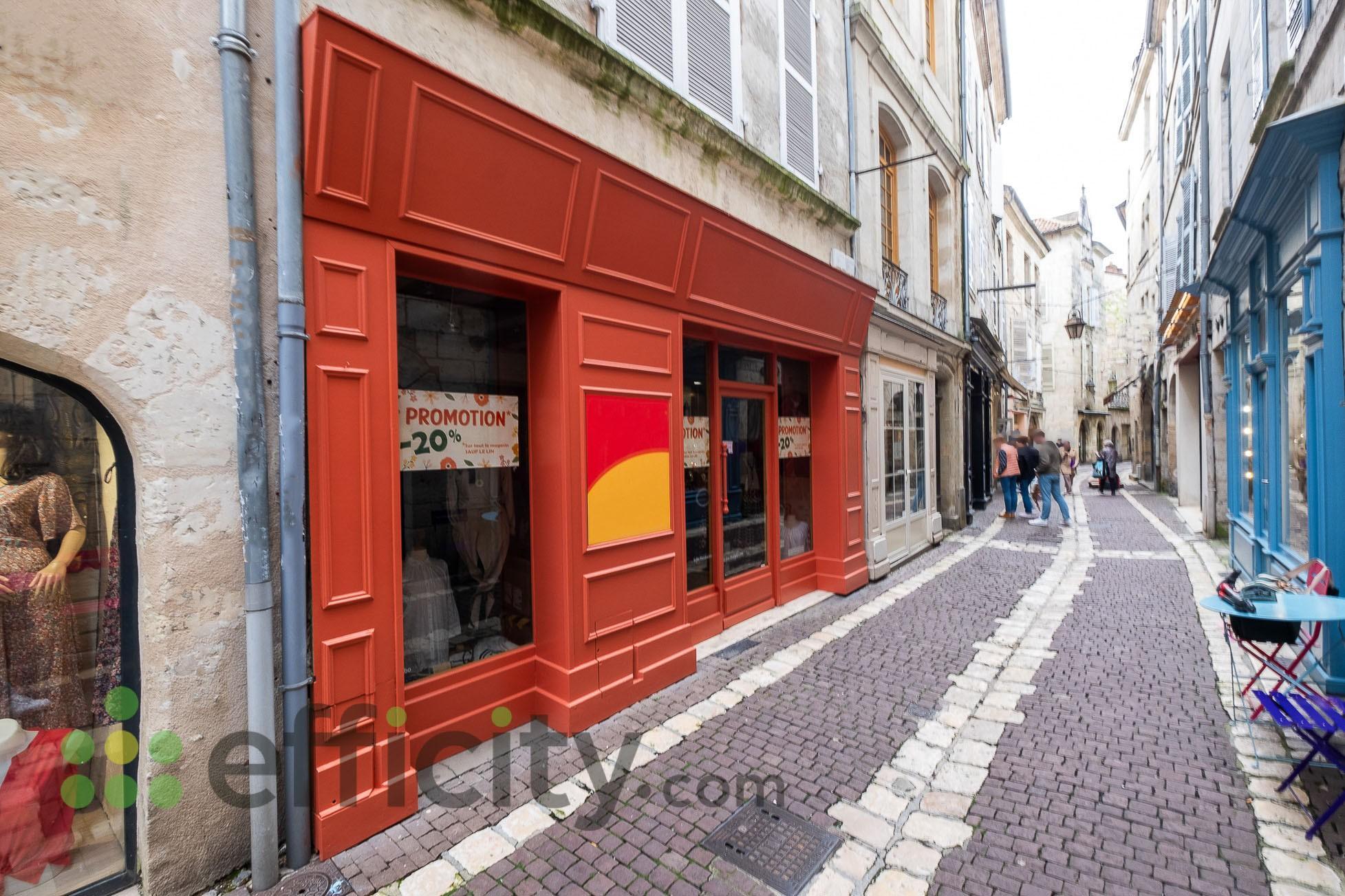 A reprendre, pour cause de retraite, fonds de commerce de prêt-à-porter féminin indépendant. Belle situation au coeur du centre-ville historique de Périgueux (rue commerçante piétonne et très passante, avec le marché à proximité).  Commerce installé depuis 1992 - Positionnement moyen-haut de gamme - Contrat de partenariat avec la marque française La Fée Maraboutée + 2 autres marques (danoise et hollandaise) - Clientèle locale fidélisée (large zone de chalandise, avec une clientèle issue des départements limitrophes). Au vu de l'emplacement, la clientèle touristique est non négligeable. Local de 41 m² - pas de travaux à prévoir / façade refaite -

Bail commercial avec loyer de 1 011 € HT. Accompagnement possible du repreneur.

CA 2023 : 145 000 € HT - Résultat net : 25 000 € - Prix du fonds de commerce : 35 000 €

Possibilité de vente du droit de bail.