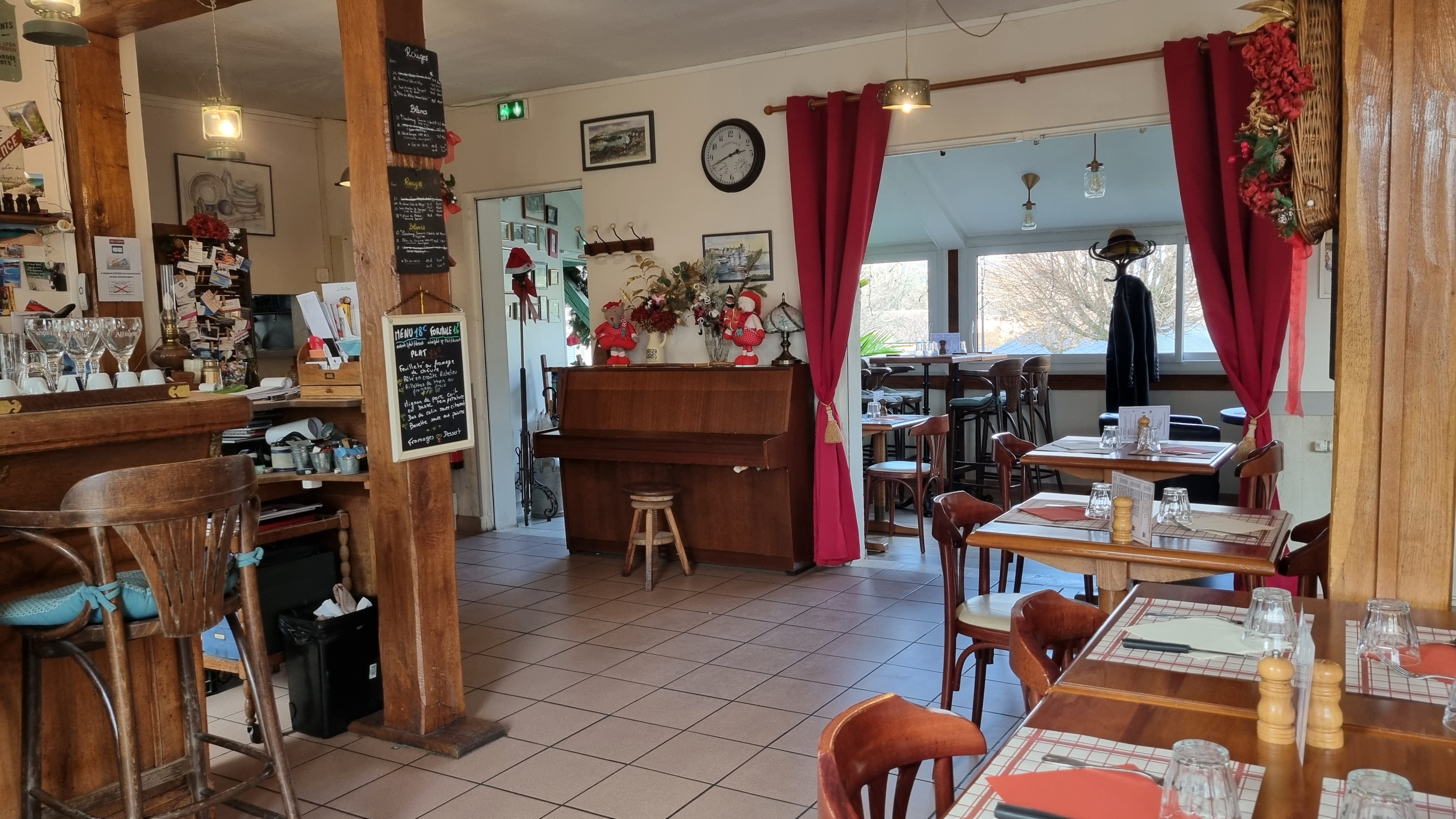 À vendre : Fonds de commerce - Restaurant "Le Pré-Verre"

Situé au pied du Château de Gaillon, dans l'Eure, et dans un quartier calme et agréable, notre restaurant, spécialisé en cuisine traditionnelle, bénéficie d'une excellente clientèle locale et touristique. Avec une salle de 80 m² pouvant accueillir 30 couverts, une terrasse de 28 couverts, une cuisine de 20 m², tout équipée et aux normes, ainsi qu'une cave de 20 m², idéale pour le stockage.

Le restaurant affiche un chiffre d'affaires stable.
Loyer mensuel : 1 000 €