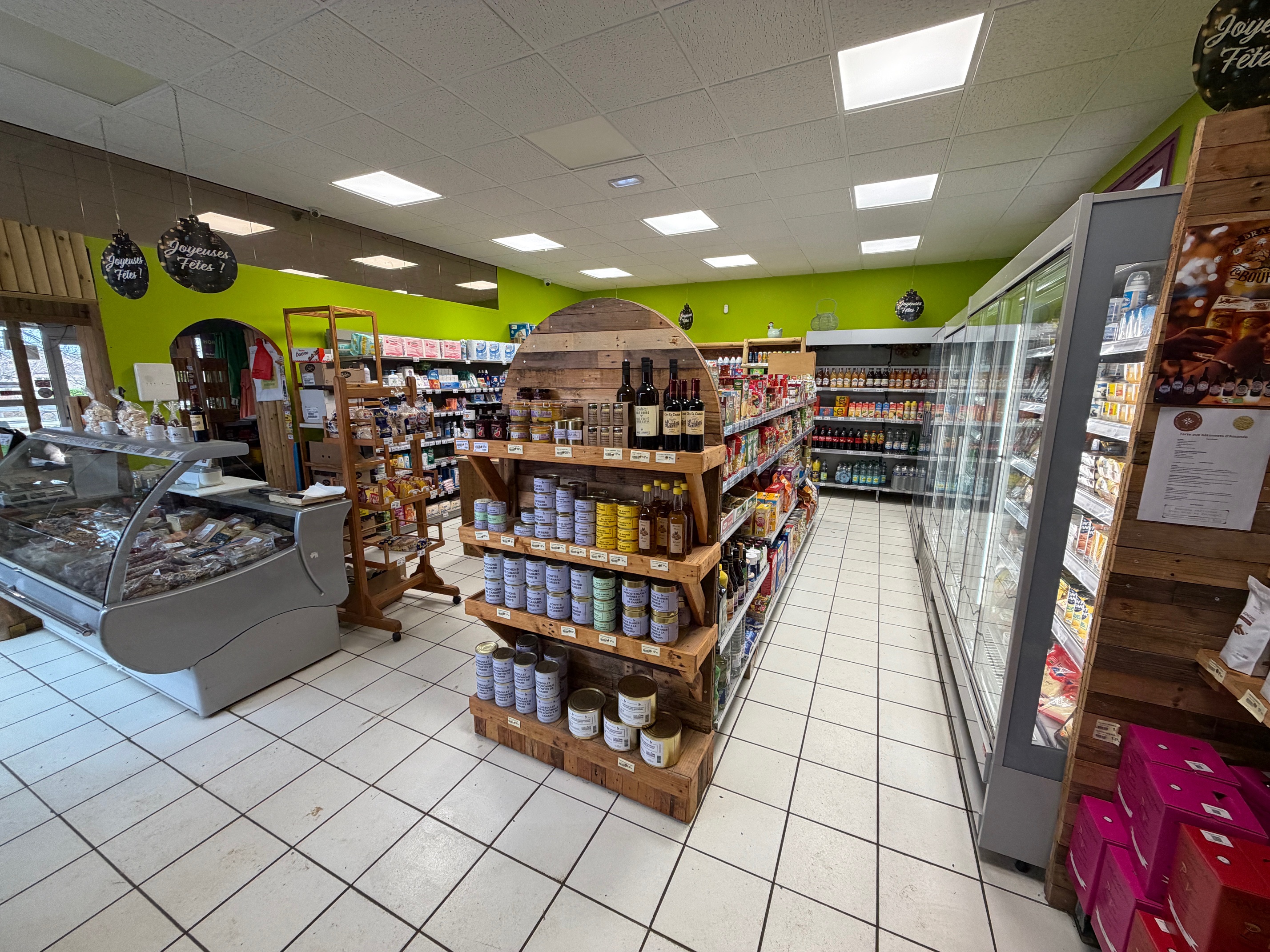 Description:

À reprendre – Épicerie · Bar · Snack de village – Le Cinfeuil – Saint-Pierre-Lafeuille (46090)

Au cœur d’un village vivant et solidaire du Lot, Le Cinfeuil est une épicerie-bar-snack de proximité pleinement fonctionnelle, véritable pilier de la vie locale, aujourd’hui proposée à la reprise.

Le commerce est situé à Saint-Pierre-Lafeuille, sur un axe routier stratégique et très fréquenté : la D820, anciennement route nationale N20, reliant directement la sortie nord de l’autoroute A20 à Cahors.
Cette situation offre une excellente visibilité et un flux régulier de clientèle locale et de passage.

Les locaux appartiennent à la mairie, garantissant un cadre sécurisé et pérenne, avec un loyer modéré de 700 € / mois.

Activités en place
Le commerce fonctionne actuellement avec :

Épicerie de proximité (produits du quotidien et dépannage)

Bar convivial, point de rencontre du village

Snack / petite restauration

Dépôt de pain

Vente de produits locaux

Animations et événements réguliers

Relais de services de proximité

L’ensemble de ces activités est déjà opérationnel et bien identifié par la clientèle.

Conditions de cession
Vente du fonds de commerce

Prix : 90 000 € + stock, hors frais de notaire

Locaux communaux – loyer mensuel : 700 €

Ce commerce conviendra parfaitement à un couple ou à une personne souhaitant :

S’installer durablement en milieu rural

Reprendre une activité existante, saine et reconnue

Bénéficier d’un emplacement stratégique sur un axe très passant

Allier commerce, lien social et qualité de vie

Une opportunité rare pour un projet de vie et d’entreprise en milieu rural, avec une activité complète déjà en place et un emplacement premium.

Renseignements complémentaires sur demande.

enlever ça Animations et événements réguliers Relais de services de proximité
Voici le texte final corrigé, conforme à vos indications et prêt à diffusion :

À reprendre – Épicerie · Bar · Snack de village – Le Cinfeuil – Saint-Pierre-Lafeuille (46090)

Au cœur d’un village vivant du Lot, Le Cinfeuil est une épicerie-bar-snack de proximité pleinement fonctionnelle, véritable lieu de vie local, aujourd’hui proposée à la reprise.

Le commerce est situé à Saint-Pierre-Lafeuille, sur un axe routier stratégique et très fréquenté : la D820, anciennement route nationale N20, reliant directement la sortie nord de l’autoroute A20 à Cahors.
Cet emplacement offre une excellente visibilité ainsi qu’un flux régulier de clientèle locale et de passage.

Les locaux appartiennent à la mairie, assurant un cadre stable et pérenne, avec un loyer modéré de 700 € / mois.

Activités en place
Le commerce fonctionne actuellement avec :

Épicerie de proximité (produits du quotidien et dépannage)

Bar convivial, point de rencontre du village

Snack / petite restauration

Dépôt de pain

Vente de produits locaux

Conditions de cession
Vente du fonds de commerce

Prix : 90 000 € + stock, hors frais de notaire

Locaux communaux – loyer mensuel : 700 €

Ce commerce conviendra parfaitement à un couple ou à une personne souhaitant :

S’installer durablement en milieu rural

Reprendre une activité existante, saine et reconnue

Bénéficier d’un emplacement stratégique sur un axe très passant

Allier commerce, lien social et qualité de vie

Une opportunité rare pour un projet de vie et d’entreprise en milieu rural, avec une activité complète déjà en place et un emplacement privilégié.

Renseignements complémentaires sur demande.